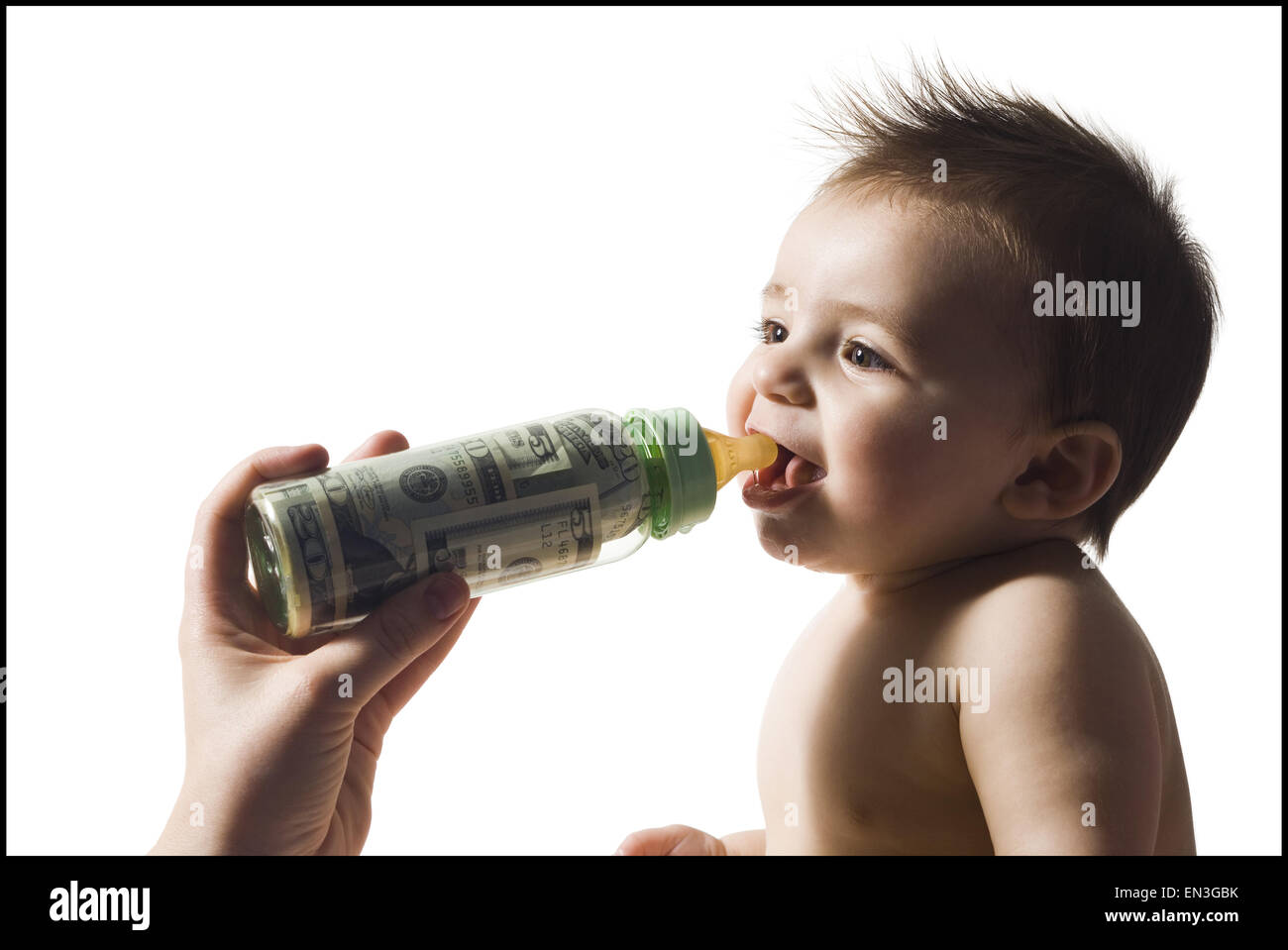 Baby trinken aus der Flasche mit US-Währung in es Stockfoto