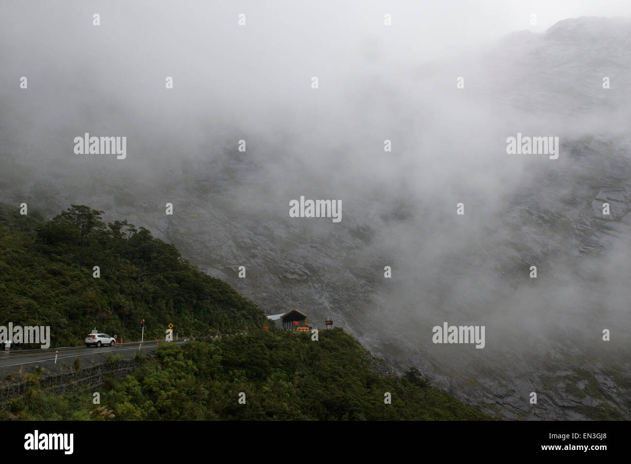 Homer-Sattel, New Zealand, Funktion, hervorheben. 3. April 2015. Homer Sattel, New Zealand - 3. April 2015 - A-Car hat an einer roten Ampel vor dem eingleisig Homer Tunnel auf den State Highway 94 Verknüpfung Milford Sound nach Te Anau am 3. April 2015 in Homer Sattel, New Zealand, Funktion, Highlight warten. © Dpa/Alamy Live-Nachrichten Stockfoto