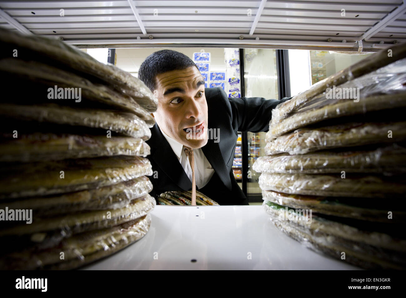 Mann hält Pizza im Supermarkt Stockfoto