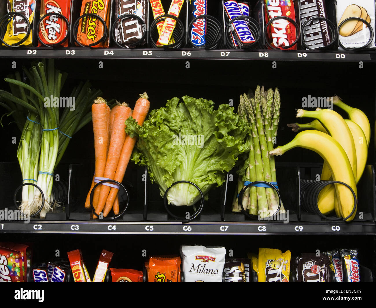 Obst und Gemüse in einem Automaten Stockfoto