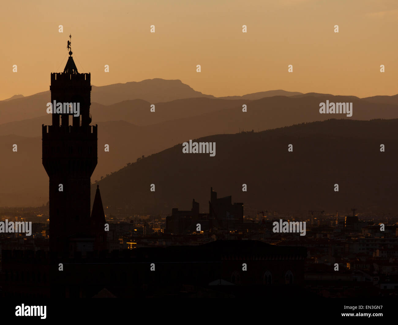 Italien, Florenz, Türme in der Stadt in der Abenddämmerung Stockfoto