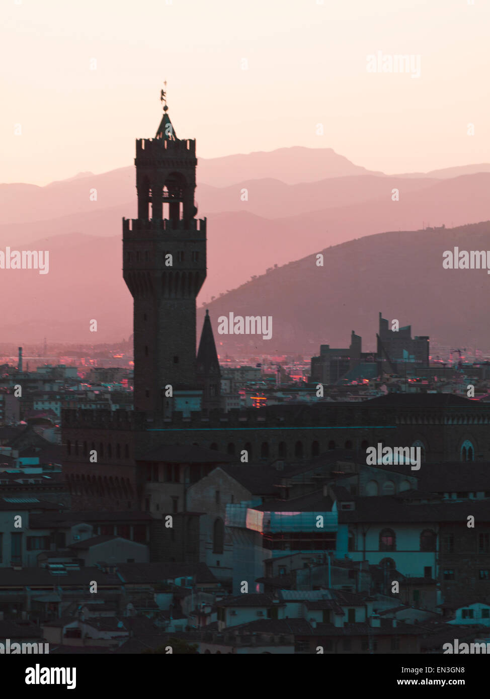 Italien, Florenz, Türme in der Stadt in der Abenddämmerung Stockfoto