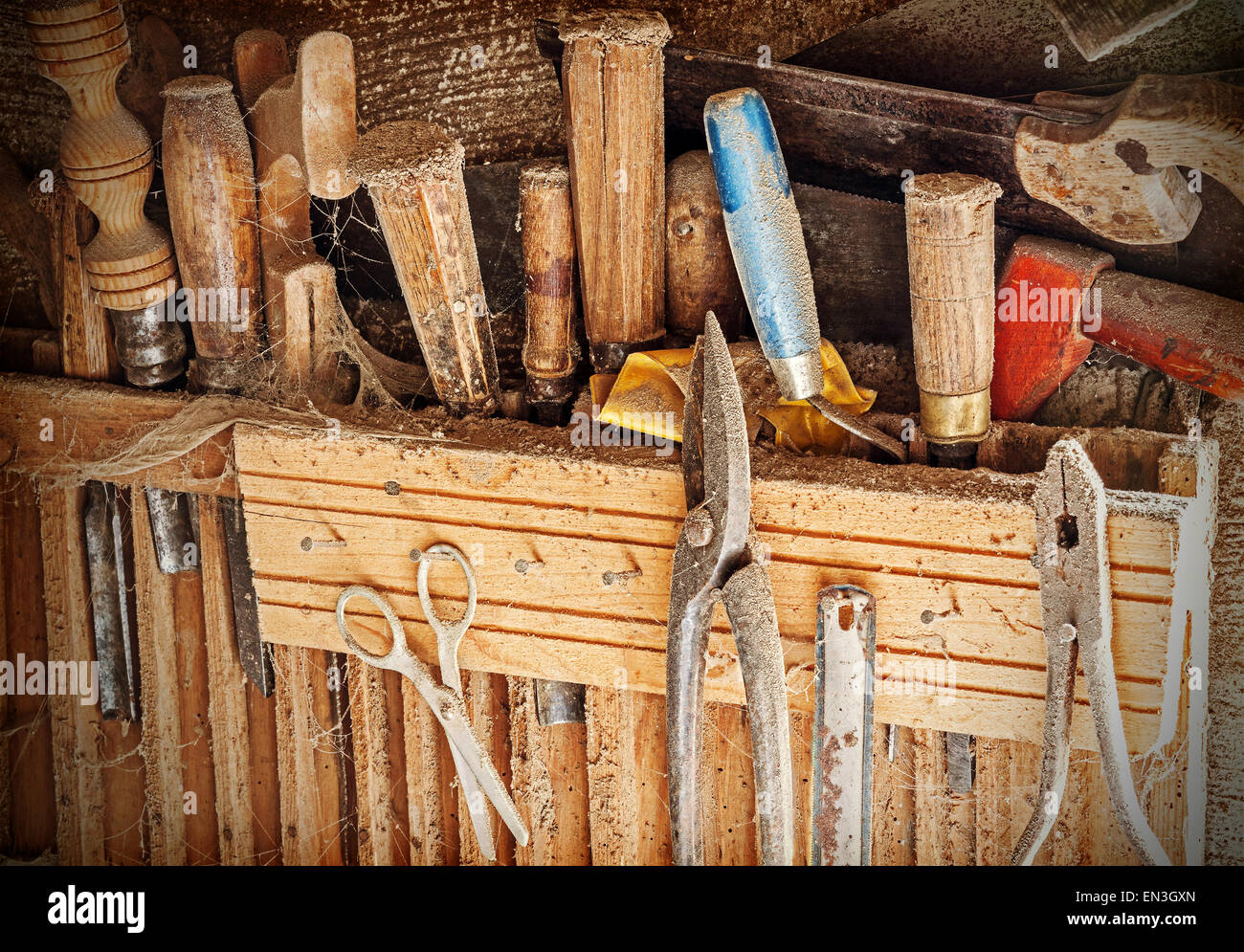 Retro-gefilterte Hintergrund der alten rostigen Holzbearbeitungswerkzeugen gemacht. Stockfoto