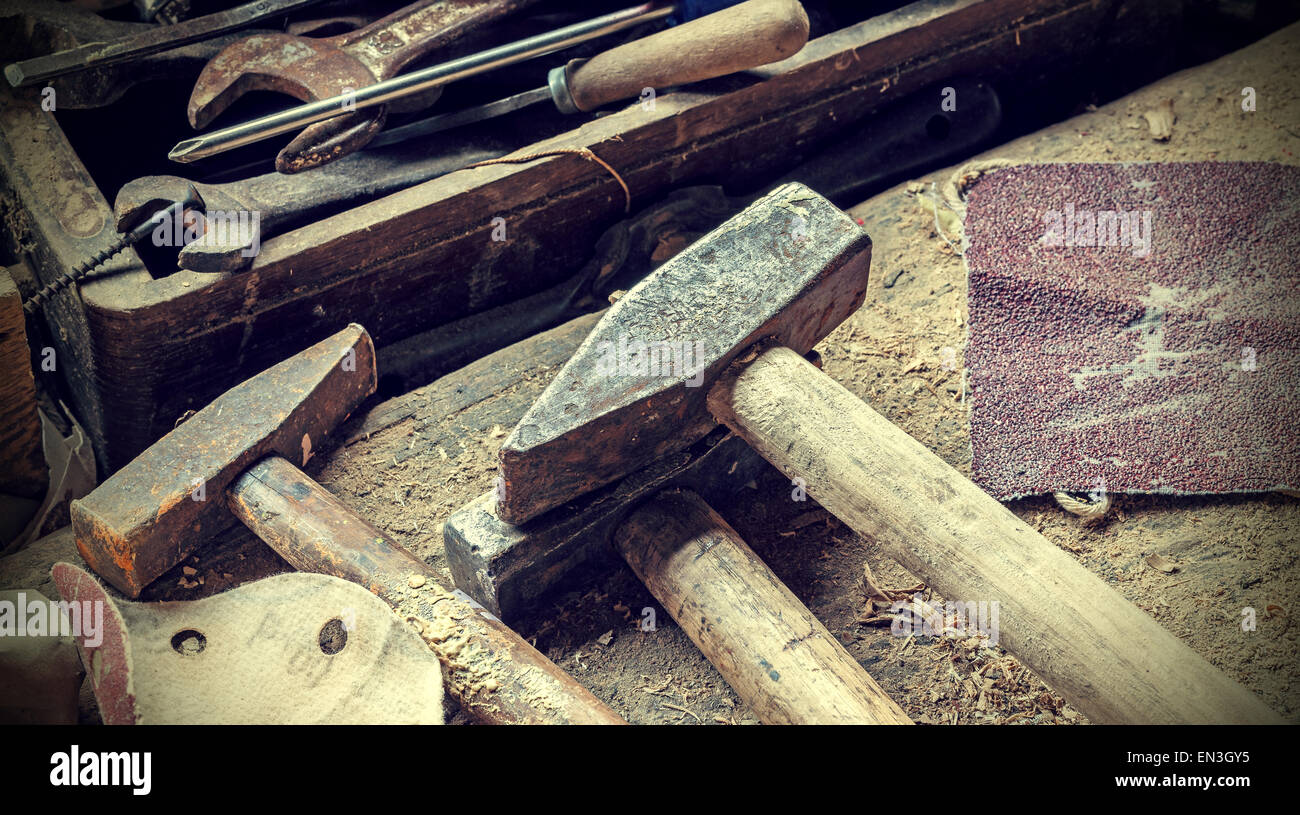 Retro-gefilterte Hintergrund der alten rostigen Holzbearbeitungswerkzeugen gemacht. Stockfoto