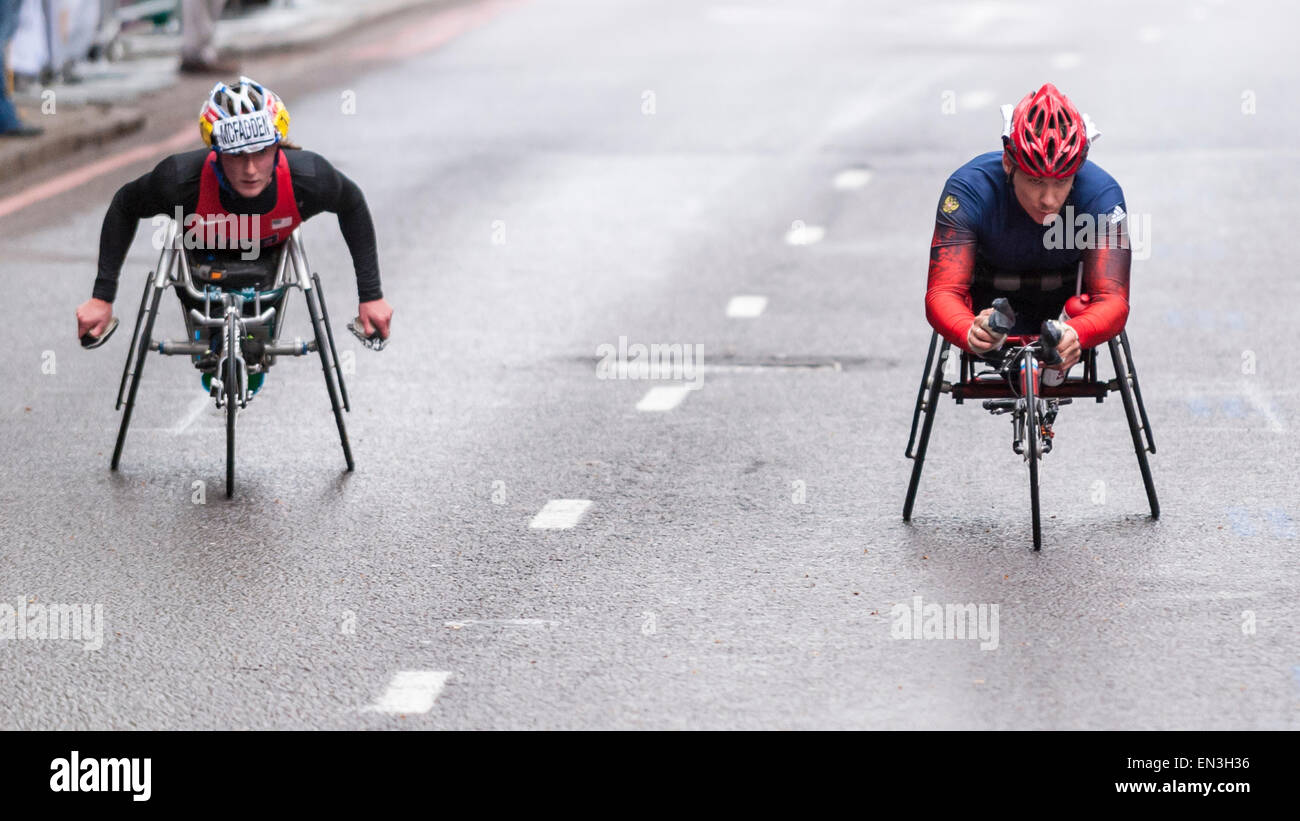 London, UK. 26. April 2015. Teilnehmer im Rollstuhl Rennen in der Internationalen Paralympischen Komitee (IPC) Leichtathletik Weltmeisterschaften Marathon auf der Autobahn in der Nähe von Meile 13, während die Jungfrau-Geld-London-Marathon. Bildnachweis: Stephen Chung / Alamy Live News Stockfoto