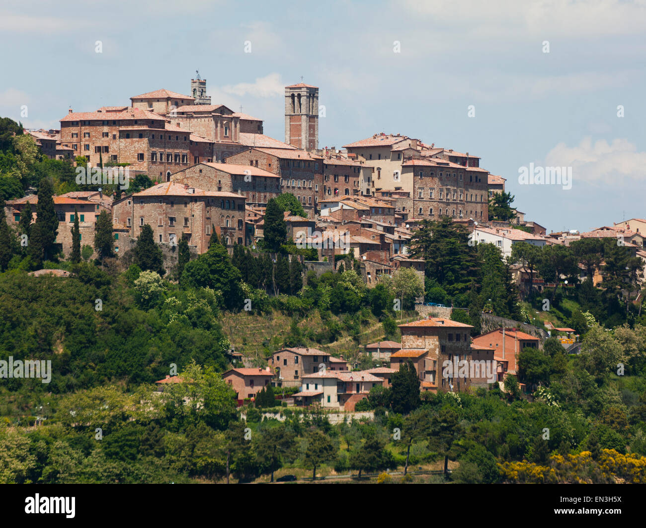 Italien, Toskana, San Gimignano, Landschaft mit Stadt am Berg Stockfoto