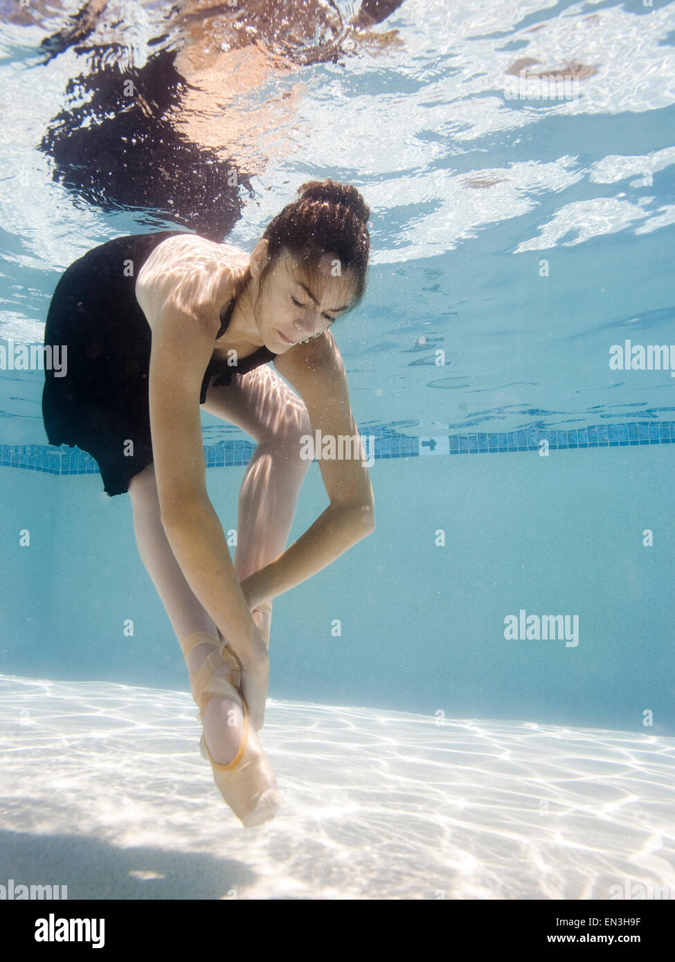 USA, Utah, Orem, weibliche Ballett-Tänzerin unter Wasser Stockfoto