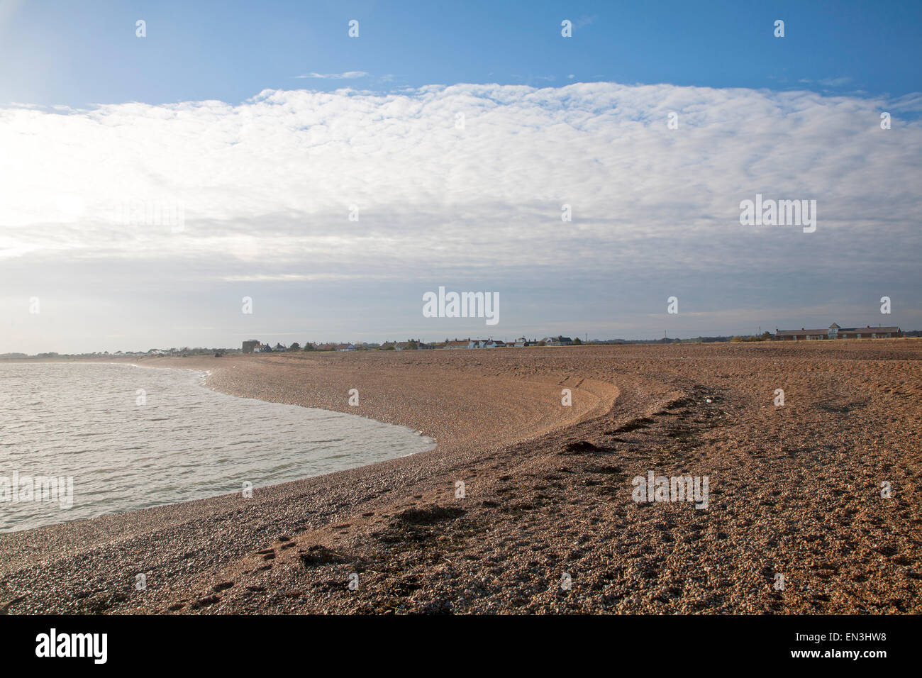 Frontale Wolken über Kiesstrand am Shingle Street, Suffolk, England, UK Stockfoto