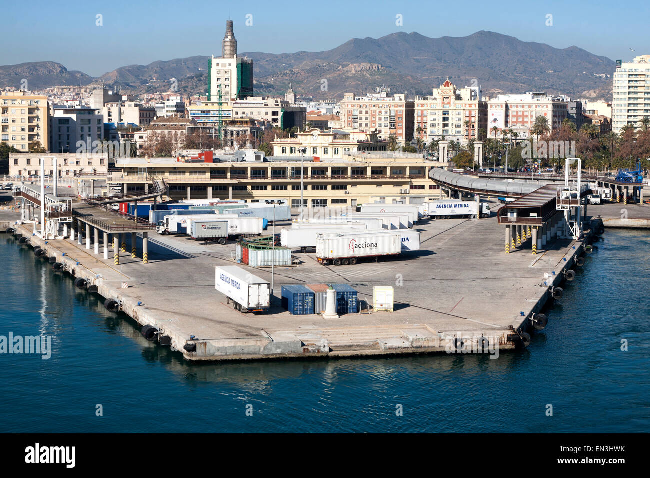 Fahrzeug-Container am Kai im Hafen von Malaga, Spanien Stockfoto