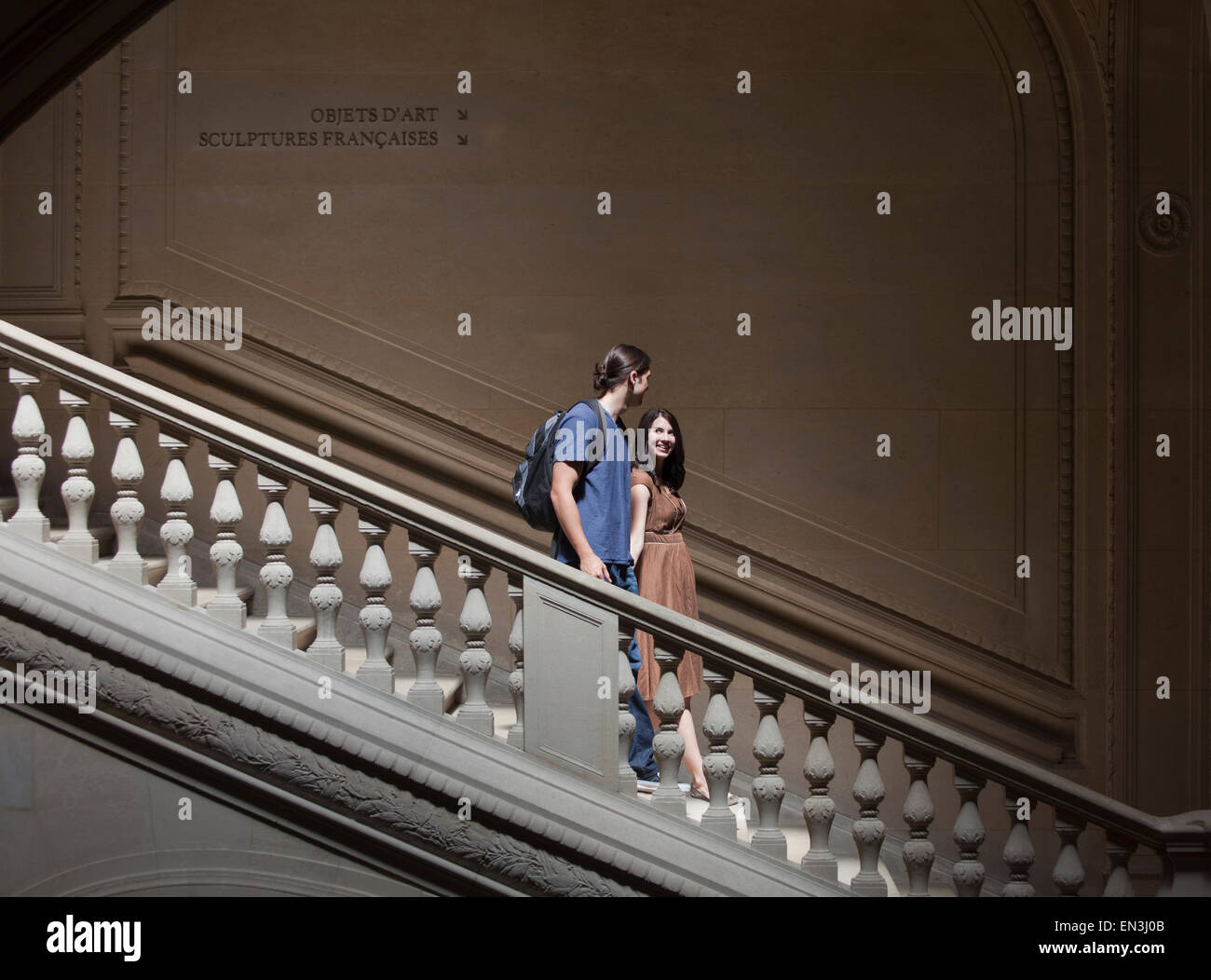 Frankreich, Paris, junge Paare, die auf Schritte im Louvre Stockfoto