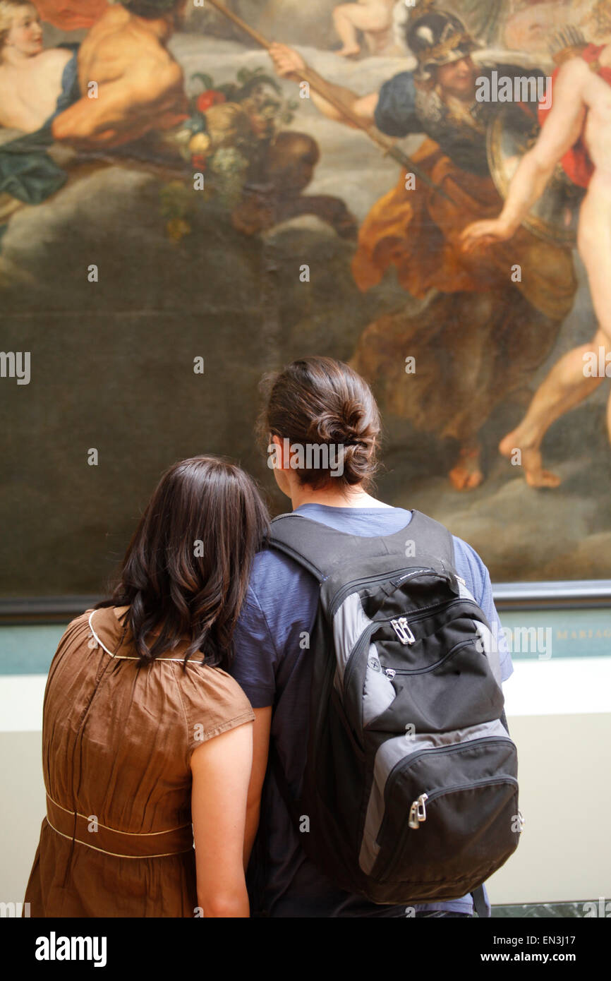 Frankreich, Paris, junge Paare beobachten Gemälde im Louvre Stockfoto