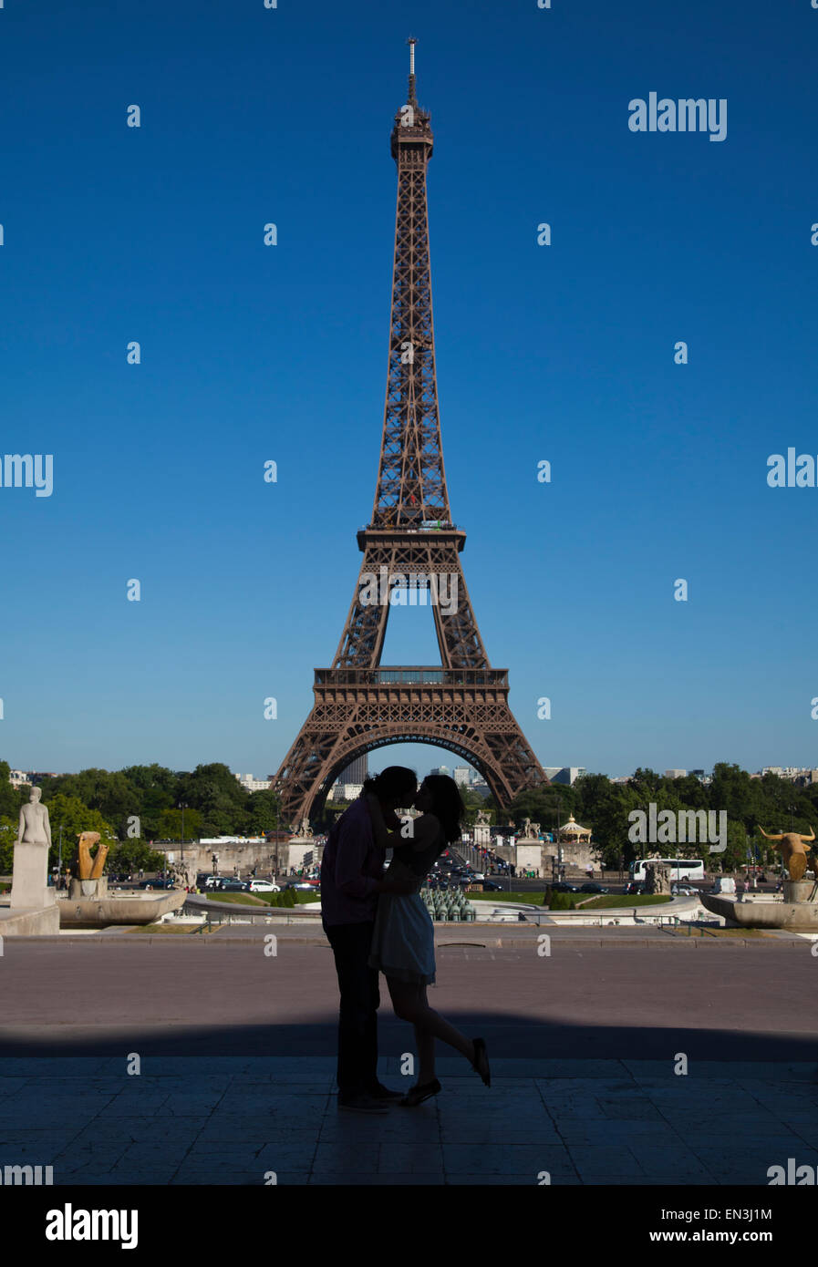 Frankreich, paar küssen in der Nähe von Eiffelturm Stockfoto