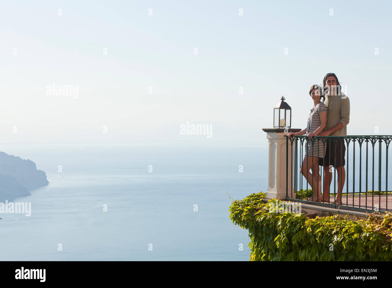 Italien, Ravello, junges Paar gemeinsam am Geländer stehen Stockfoto