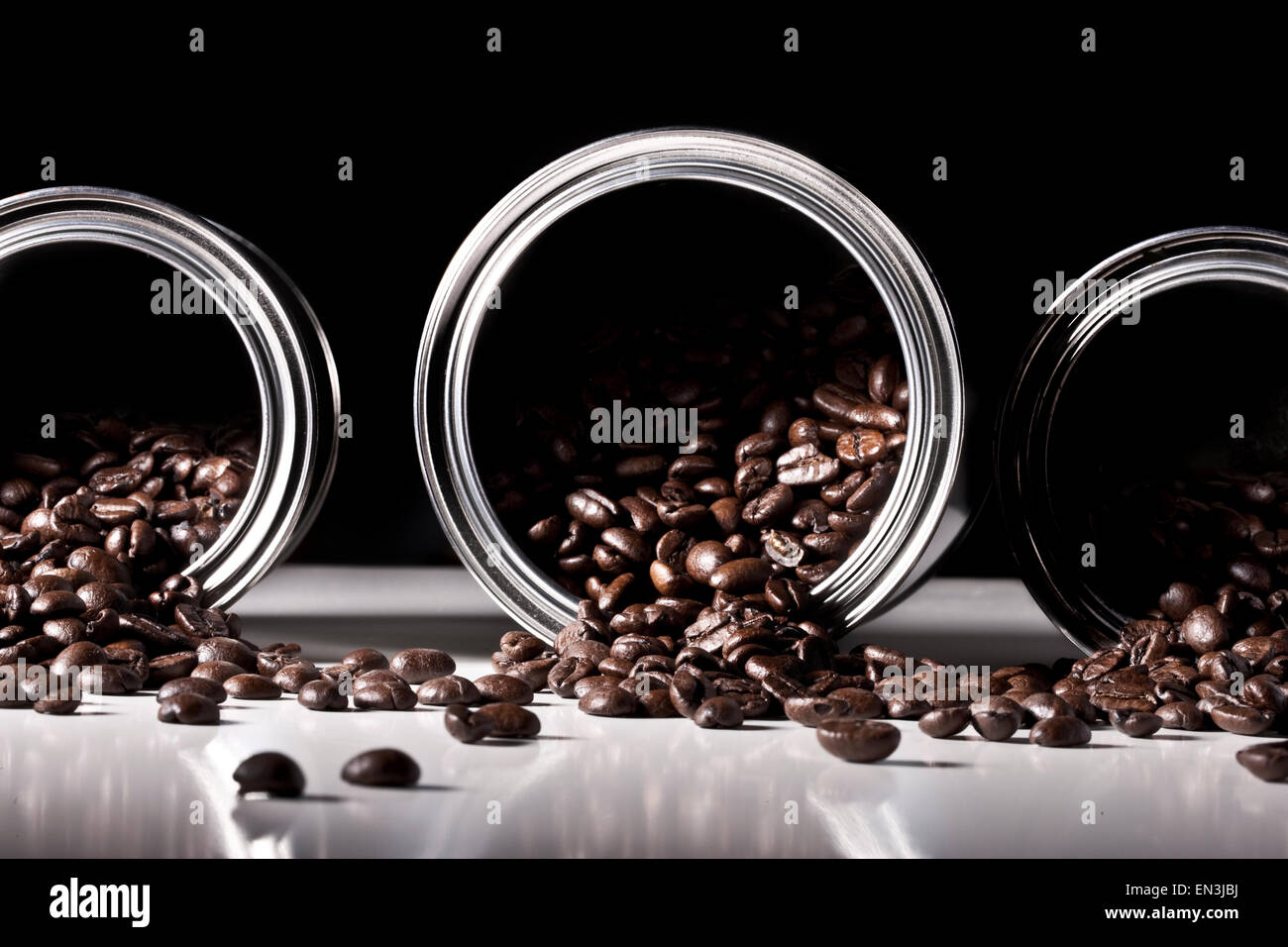 Studioaufnahme von Kaffeebohnen aus Dosen verschütten Stockfoto