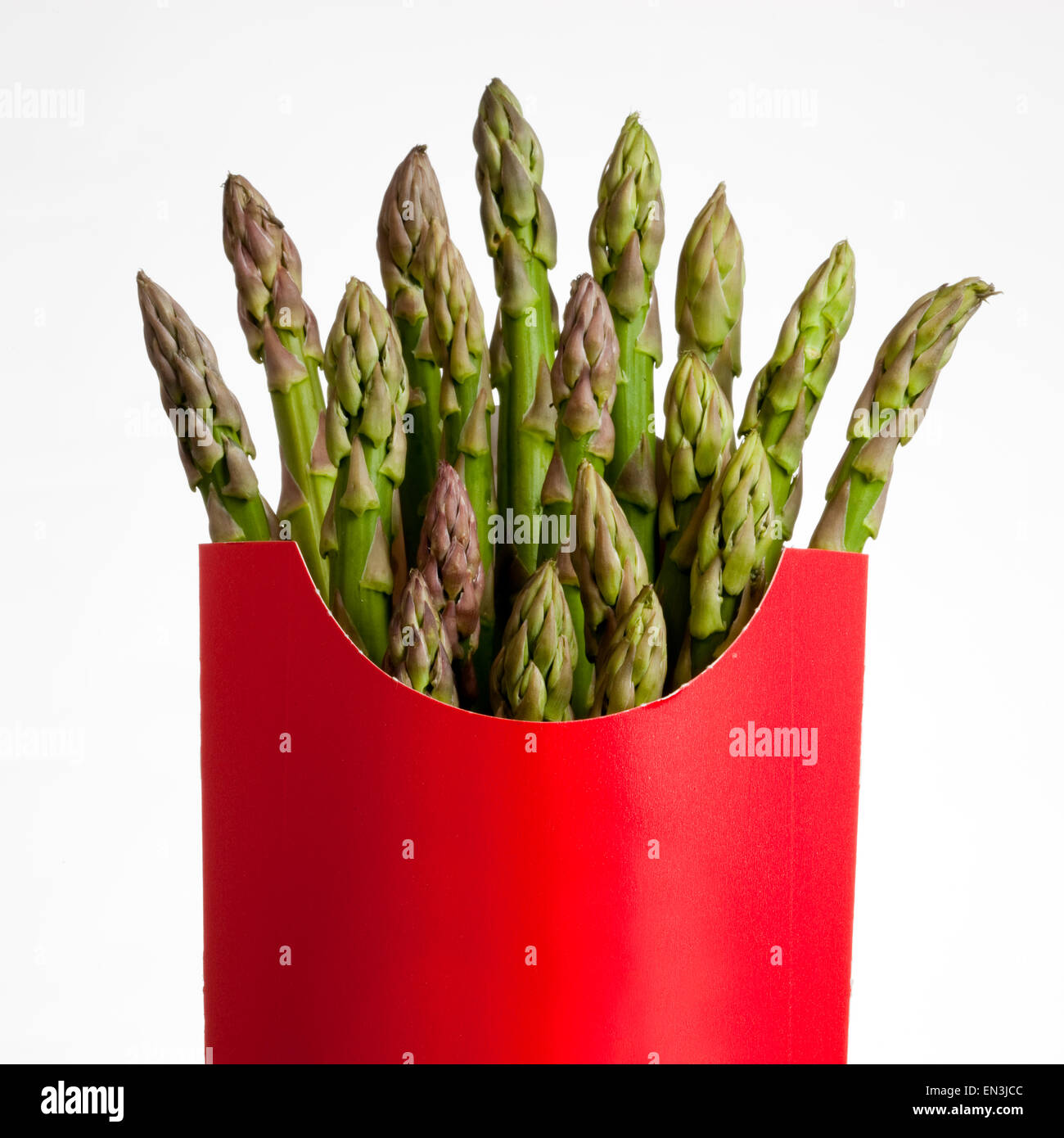 Spargel in einem Pommes-frites-container Stockfoto