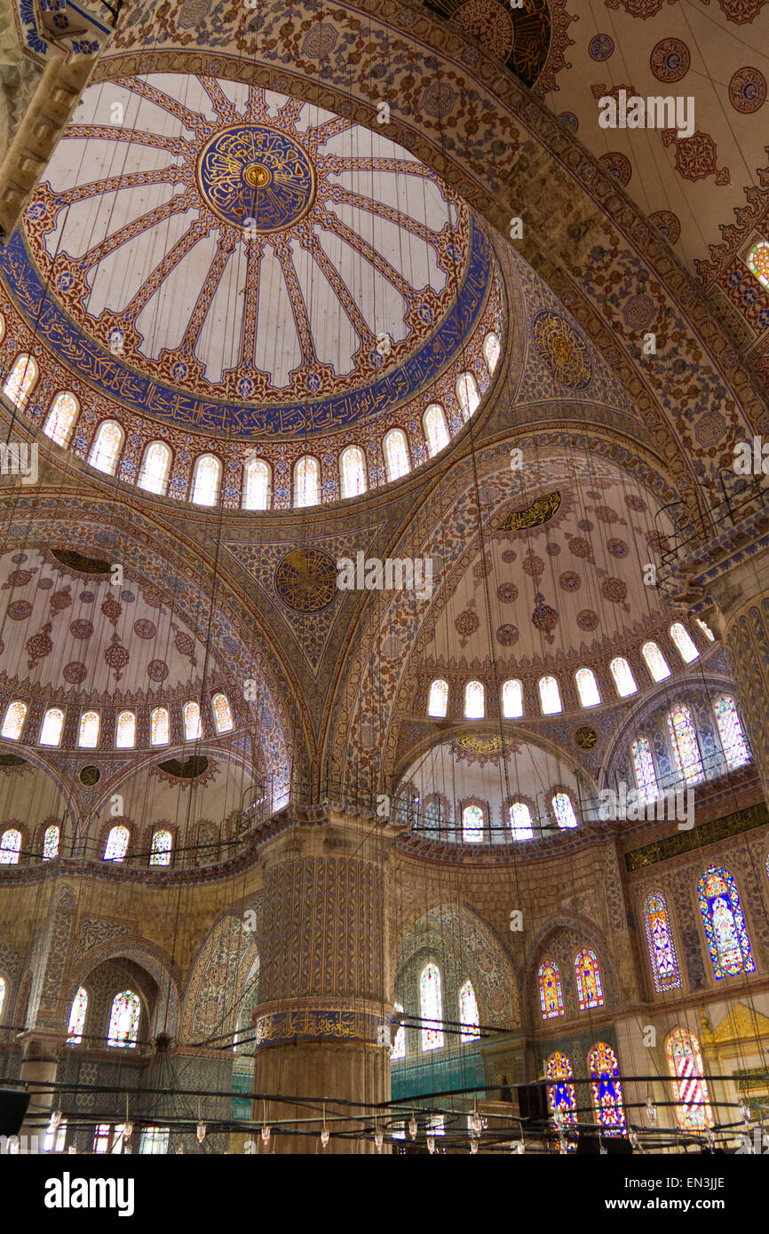 Türkei, Innenraum der blauen Moschee mit reich verzierten Kuppeln Stockfoto