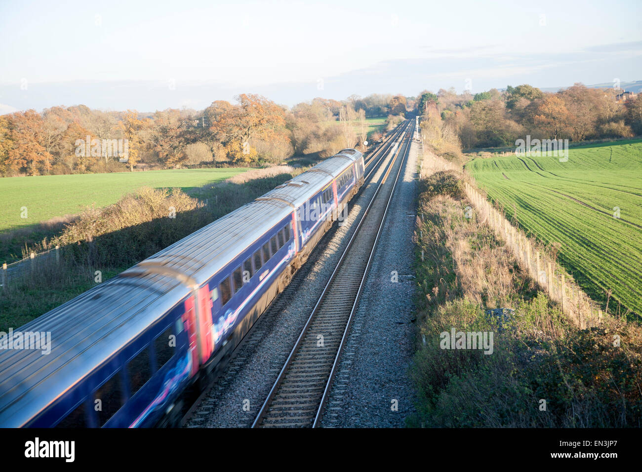 Erster Great Western inter-City Diesel-Zug auf der West Coast mainline Woodborough, Wiltshire, England, UK Stockfoto