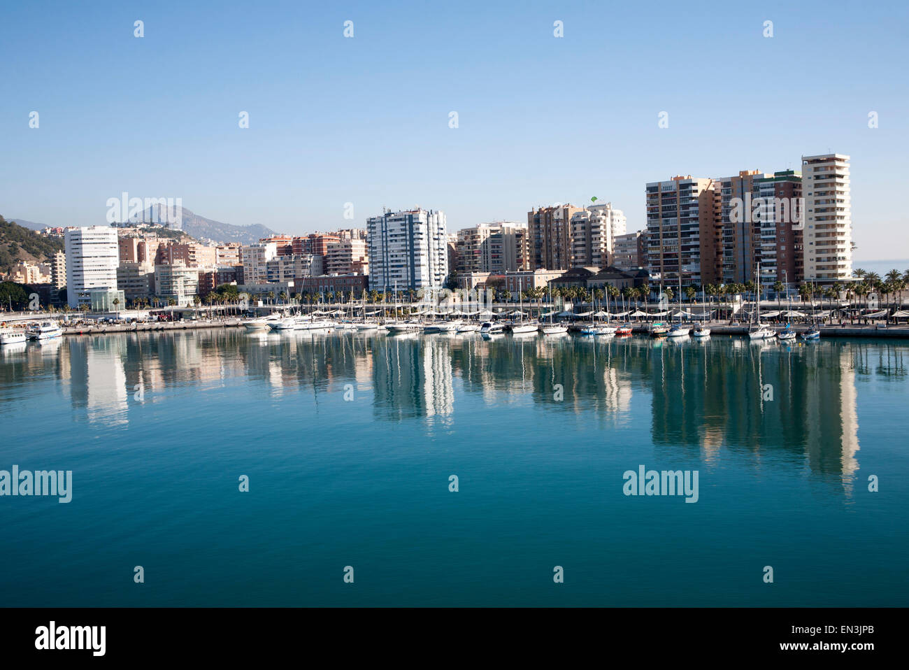 Mehrfamilienhäuser und Yachten in der Marina von Muelle Uno Hafenentwicklung, Málaga, Spanien Stockfoto