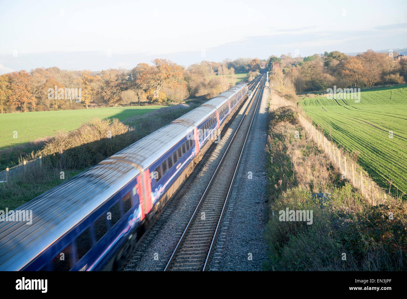 Erster Great Western inter-City Diesel-Zug auf der West Coast mainline Woodborough, Wiltshire, England, UK Stockfoto