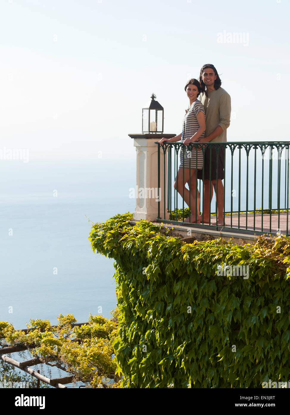 Italien, Ravello, junges Paar gemeinsam am Geländer stehen Stockfoto