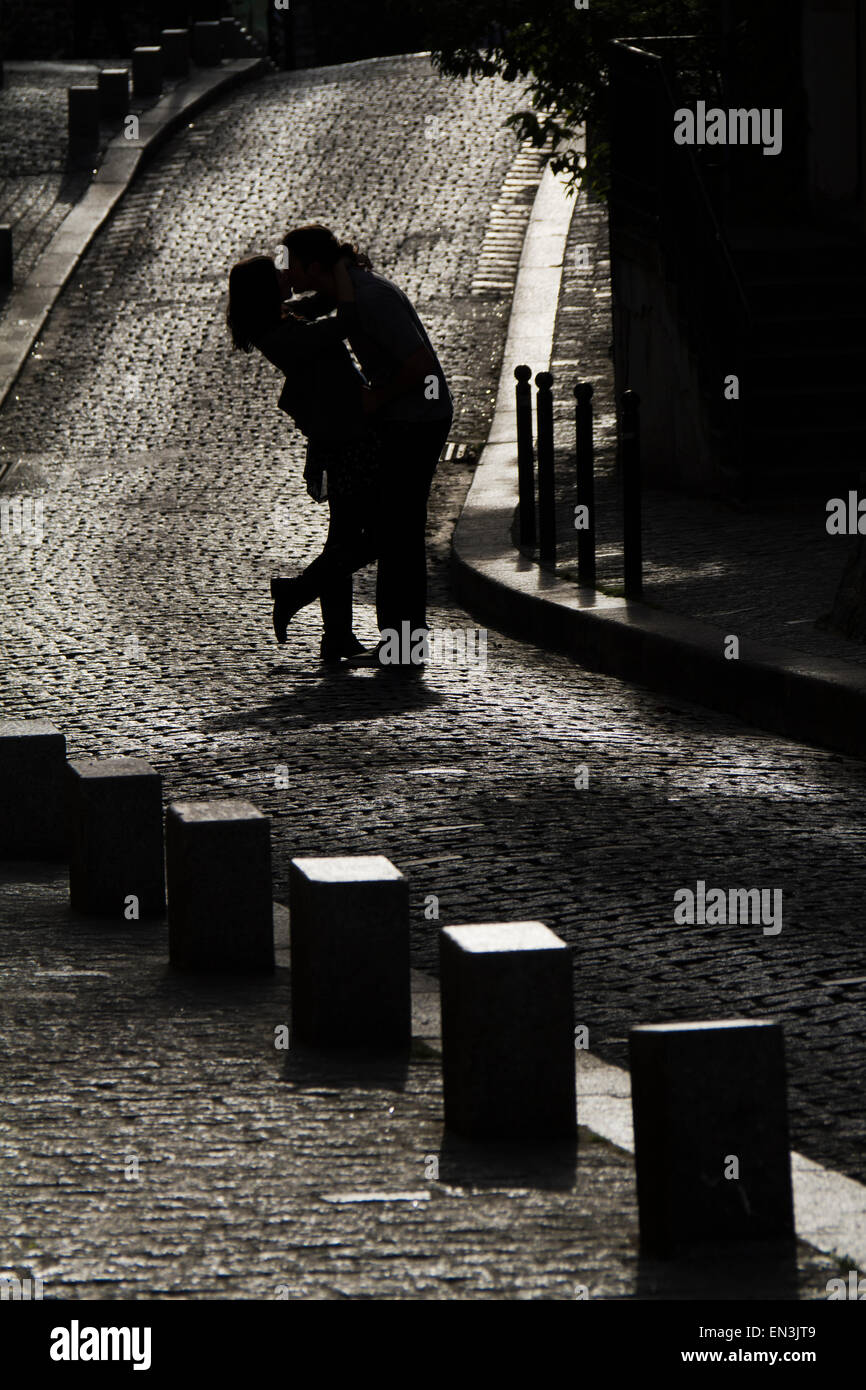 Frankreich, Paris, junge Paar küssen auf gepflasterten Straße Stockfoto