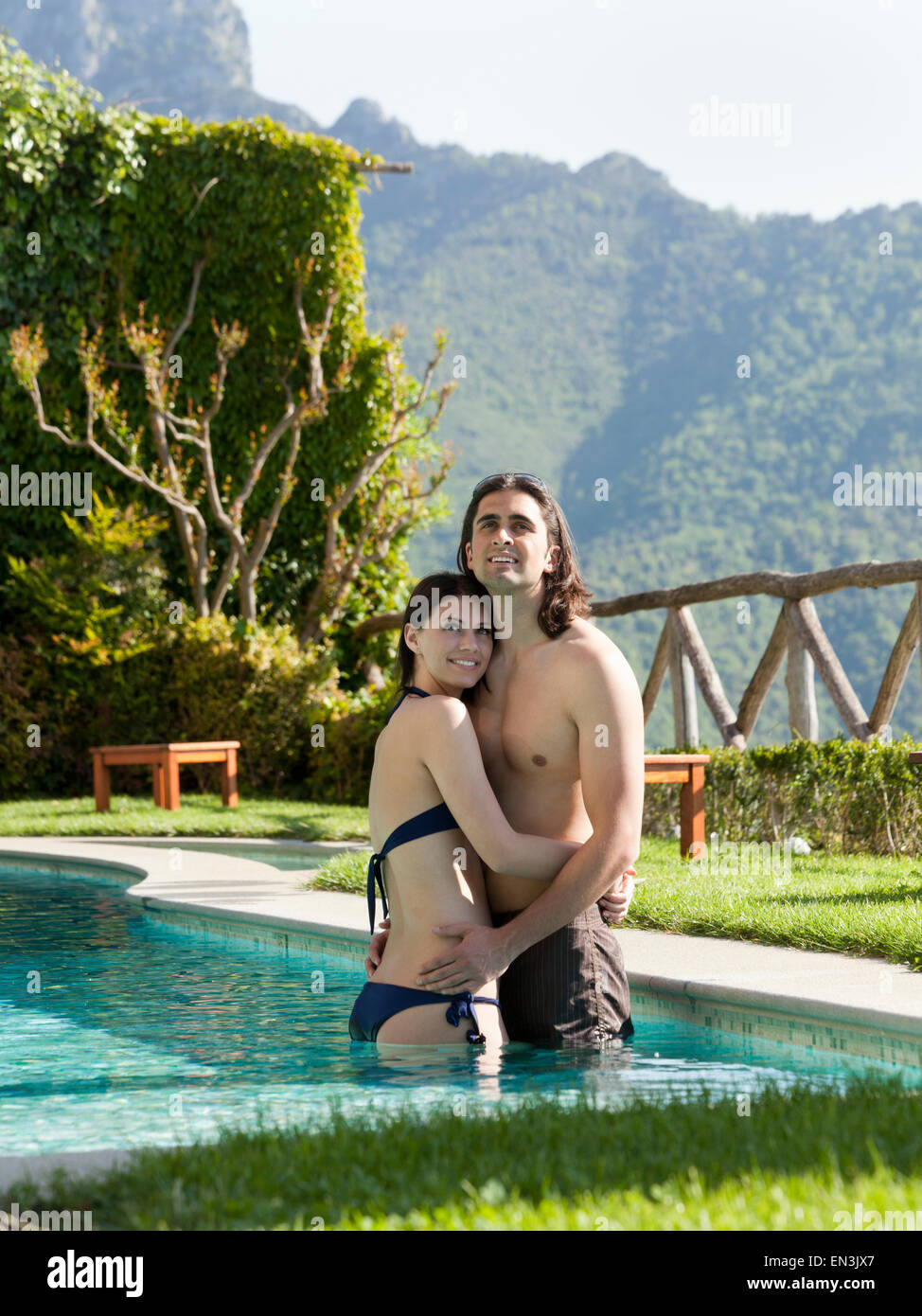 Italien, Ravello, junges Paar umarmt am pool Stockfoto