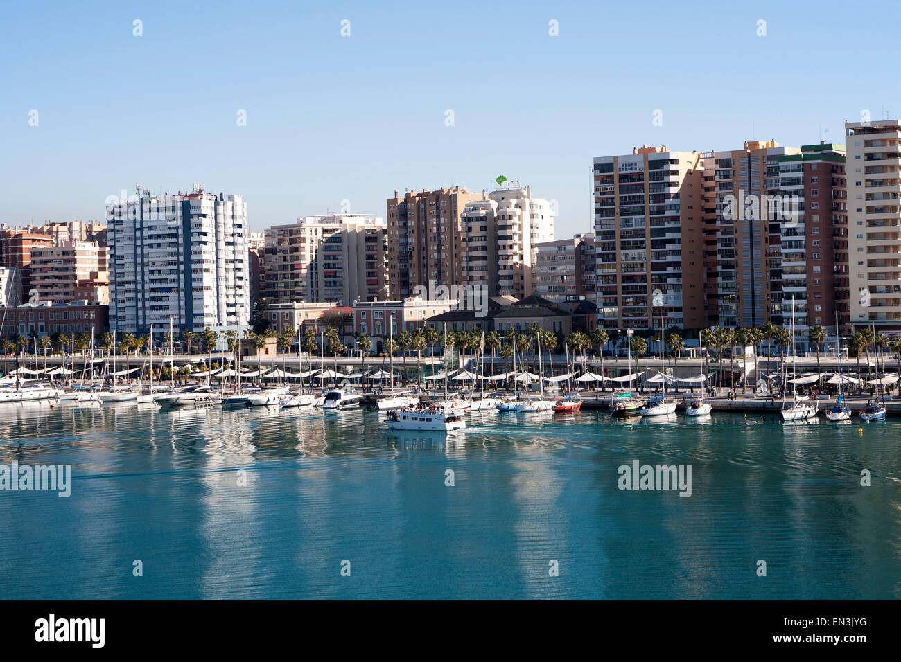 Mehrfamilienhäuser und Yachten in der Marina von Muelle Uno Hafenentwicklung, Málaga, Spanien Stockfoto
