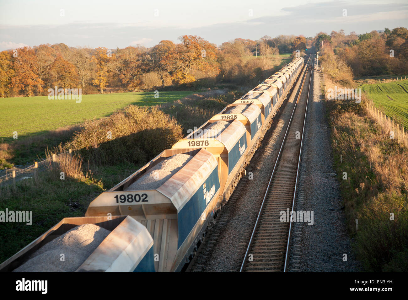 Offene Güterwagen Güterzug auf der West Coast mainline Woodborough, Wiltshire, England, UK Stockfoto