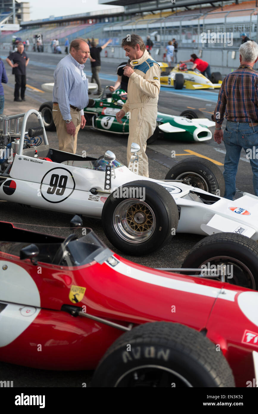 Jochen Mass Gespräch mit Rennfahrern am Hockenheim Ring, Deutschland Stockfoto