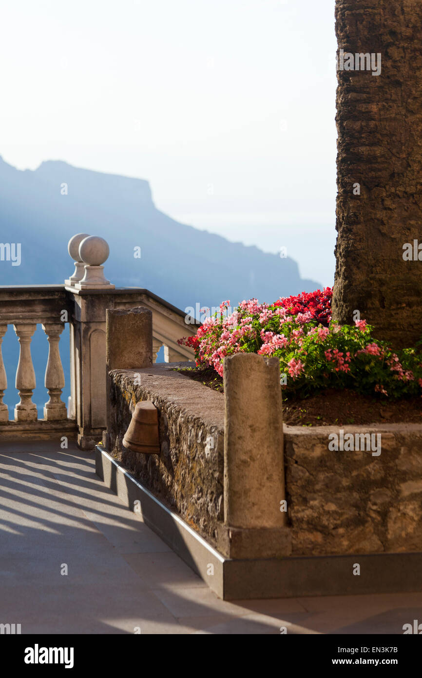 Italien, Ravello, Blumen auf der Steinmauer am sonnigen Tag Stockfoto