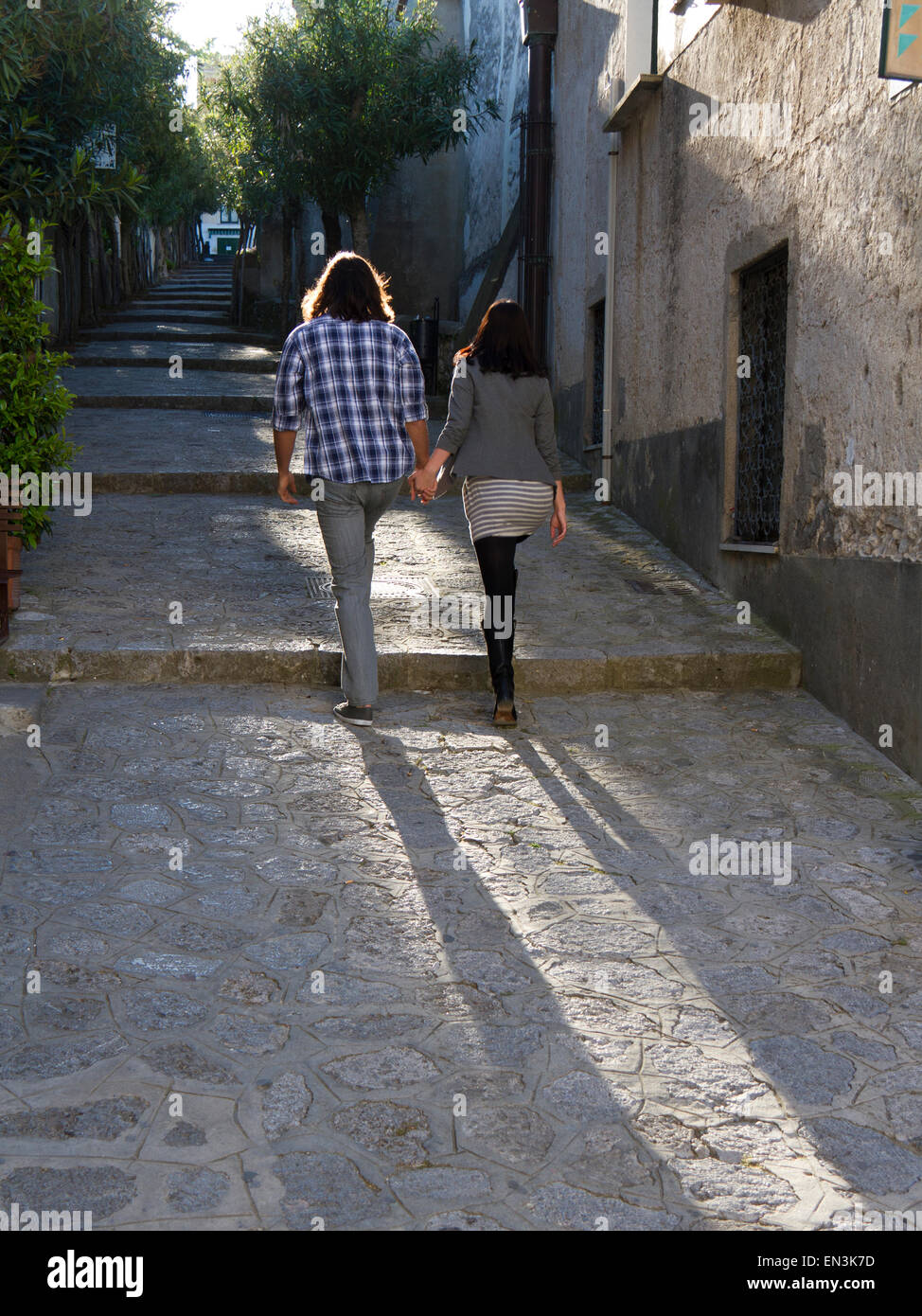Italien, Küste von Amalfi, Ravello, junges Paar Hand in Hand und Fuß, Rückansicht Stockfoto