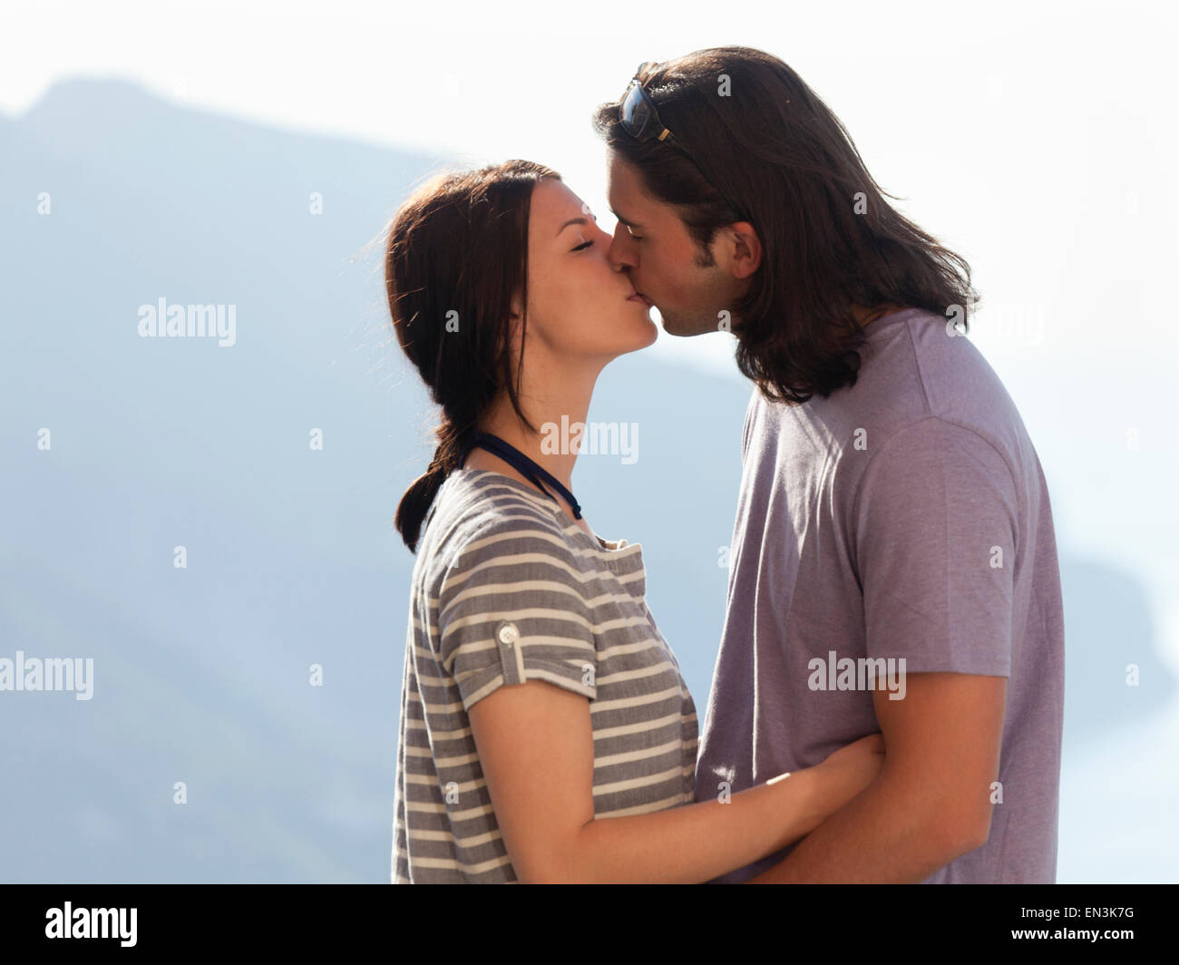 Italien, Küste von Amalfi, Ravello, junge Paar küssen Stockfoto