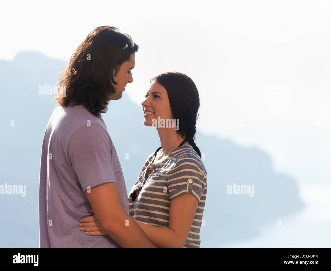 Italien, Küste von Amalfi, Ravello, junges Paar einander betrachtend Stockfoto