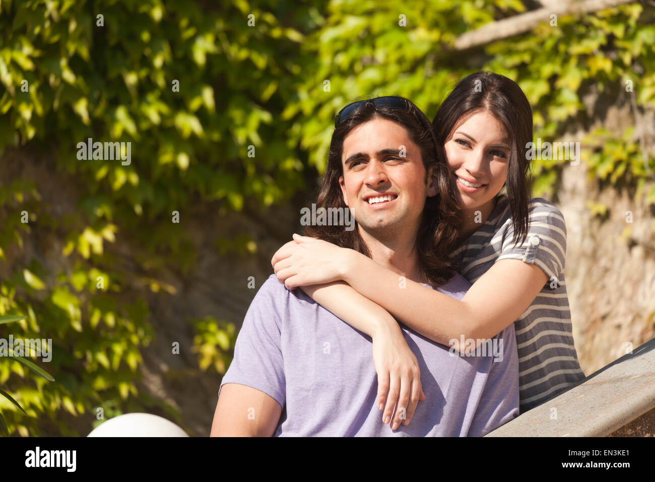 Italien, Ravello, Porträt des jungen Paares zu umarmen Stockfoto