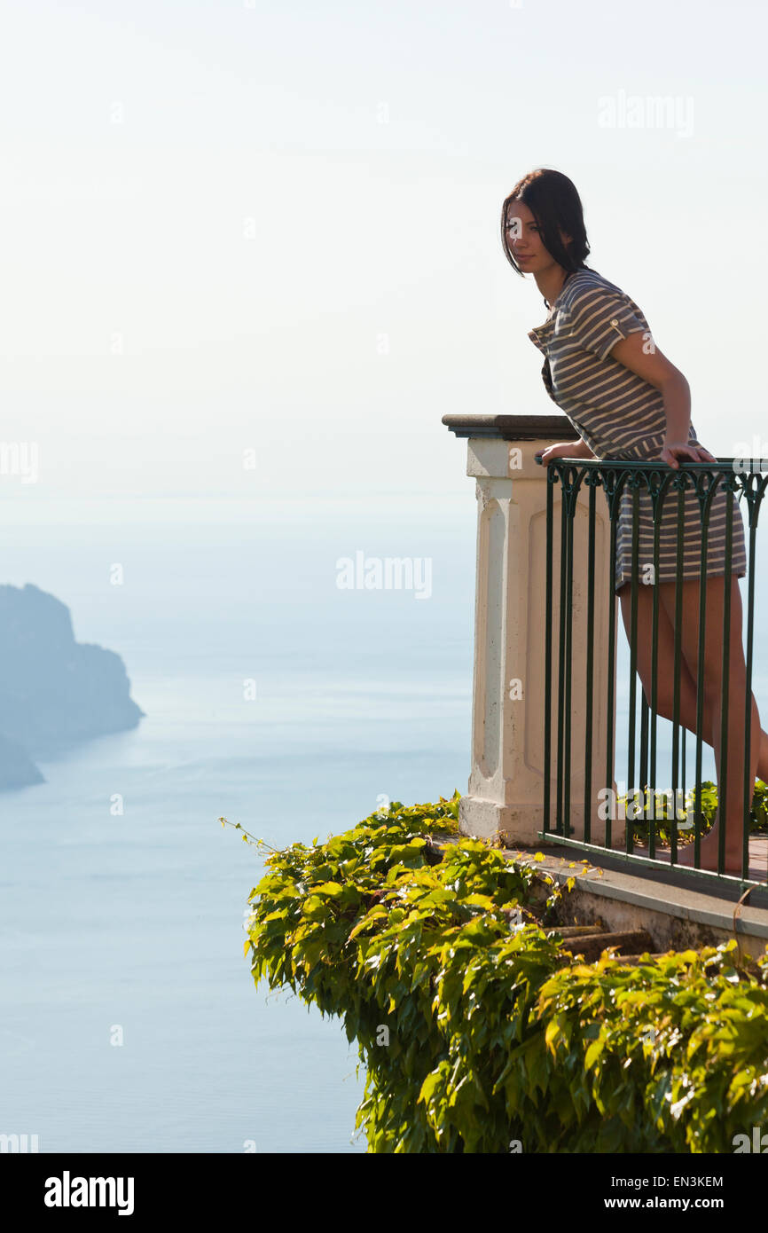 Italien, Ravello, Frau, an die Brüstung gelehnt und betrachten Stockfoto