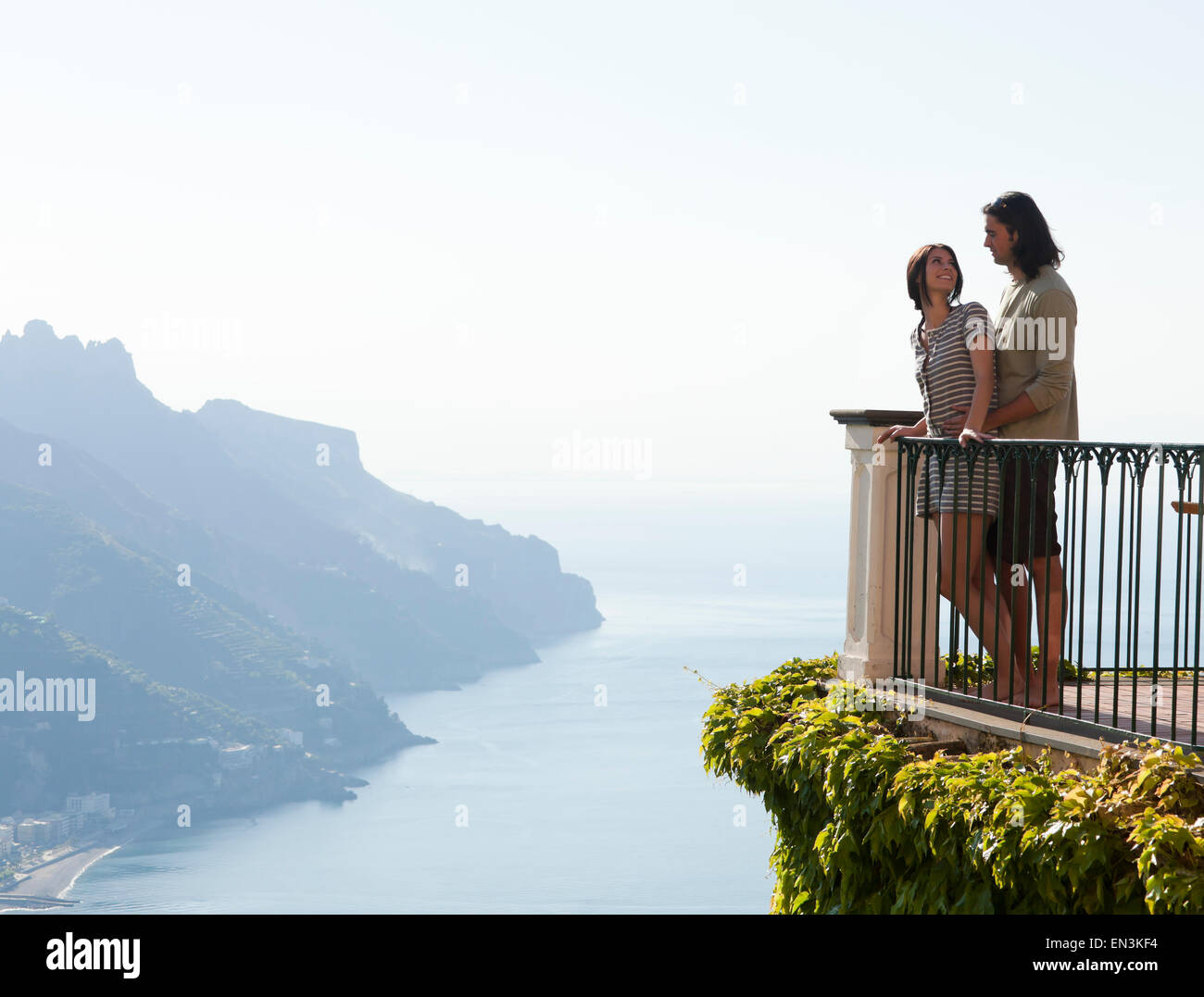 Italien, Ravello, junges Paar gemeinsam am Geländer stehen Stockfoto