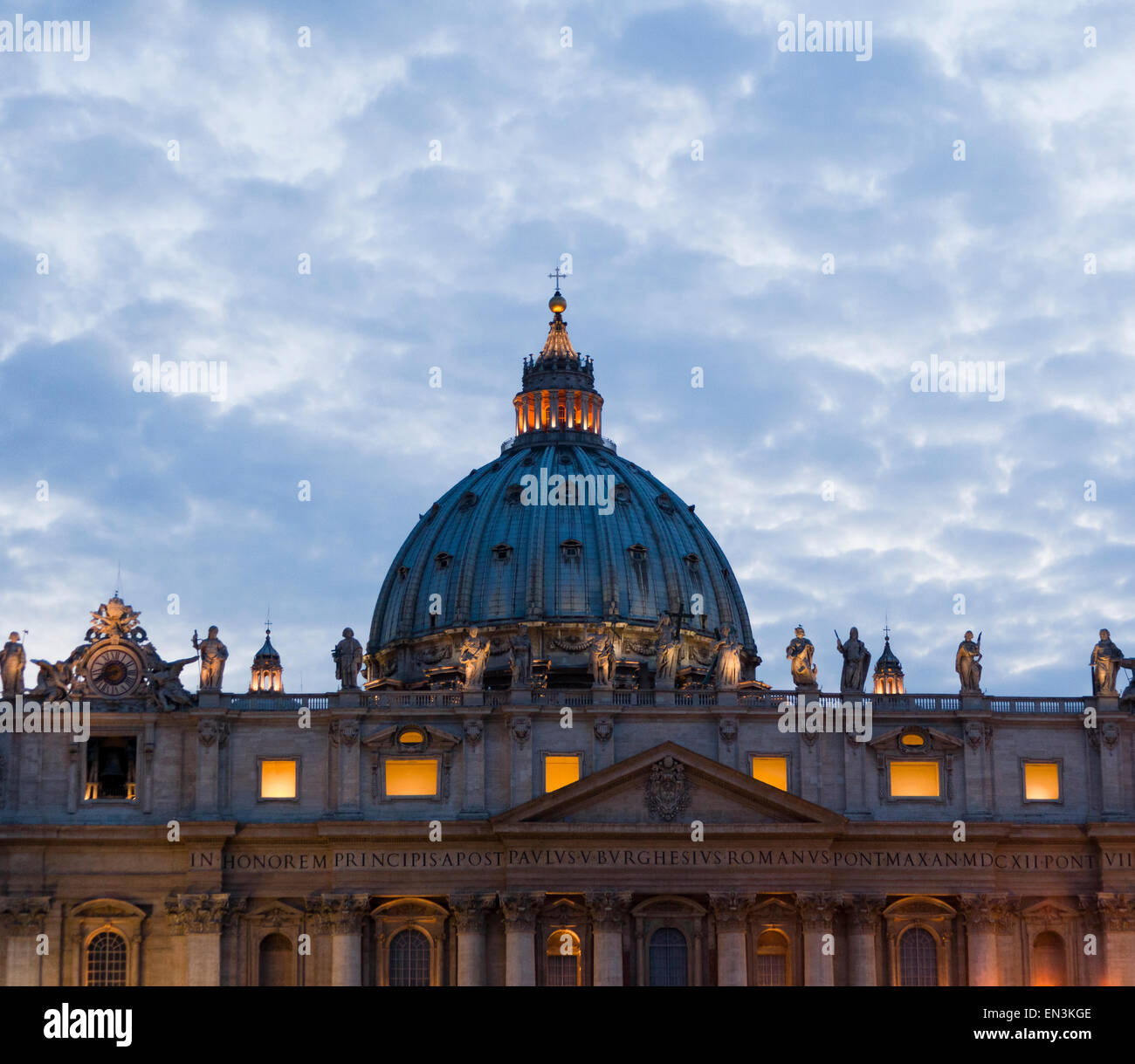 Italien, Rom, Vatikan, Petersdom in der Abenddämmerung Stockfoto