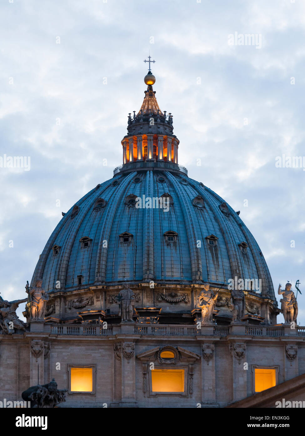 Italien, Rom, Vatikan, Kuppel des St. Peter-Basilika in der Abenddämmerung Stockfoto
