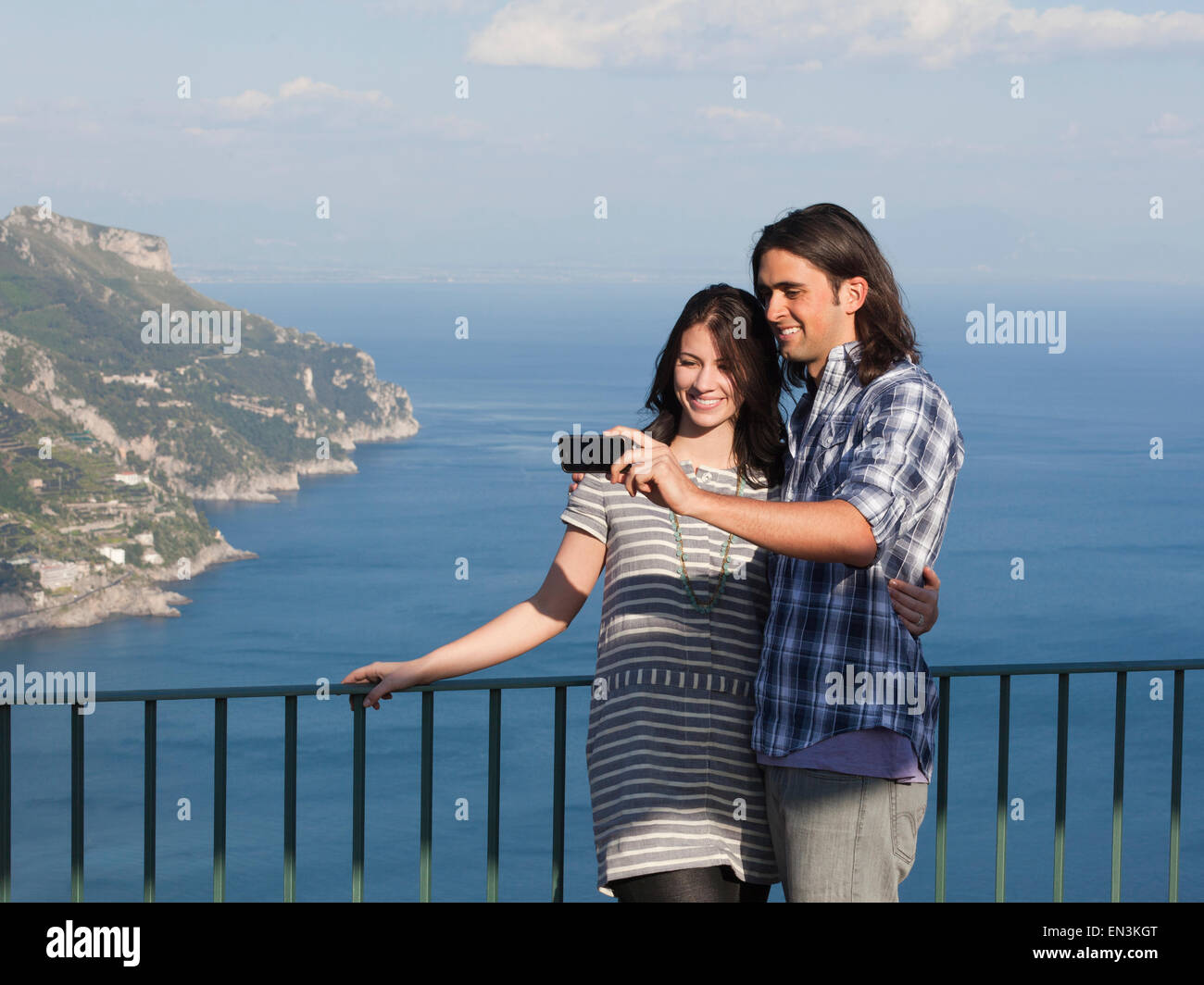 Italien, Ravello, Palazzo Sasso, Porträt des Lächelns paar fotografieren sich mit Küste im Hintergrund Stockfoto