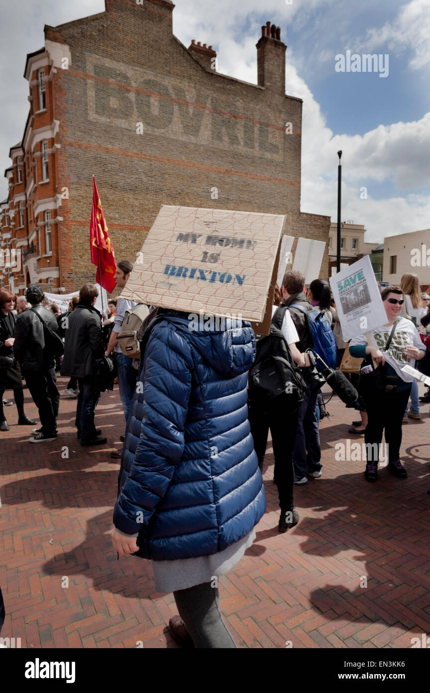 Ein Demonstrant auf Windrush Platz auf dem zurückfordern Brixton Marsch am 25. April 2015 Stockfoto