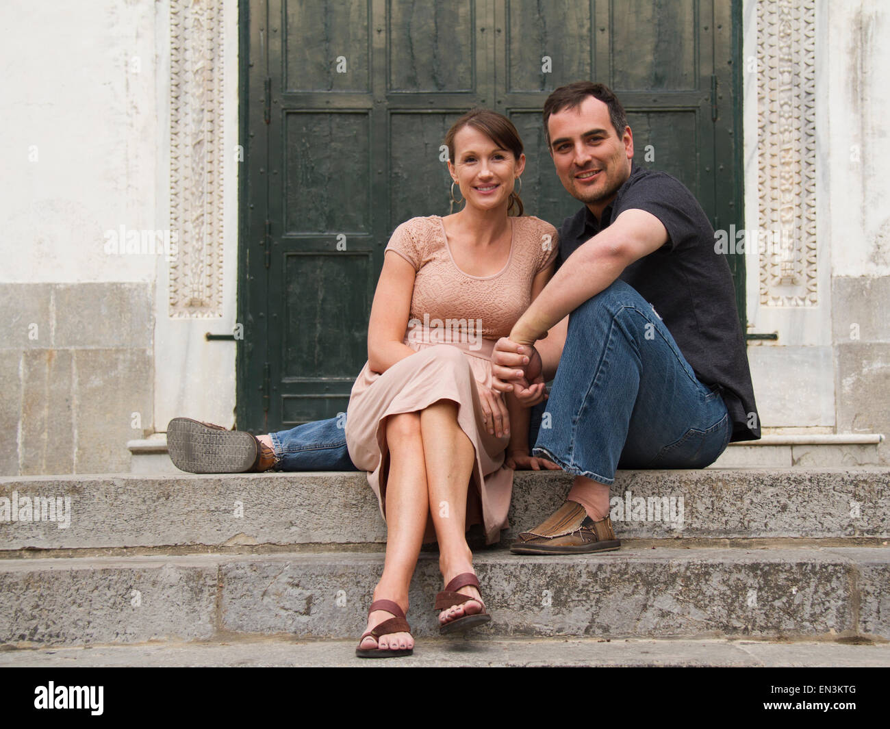 Ravello, Italien paar sitzt auf der Treppe Stockfoto