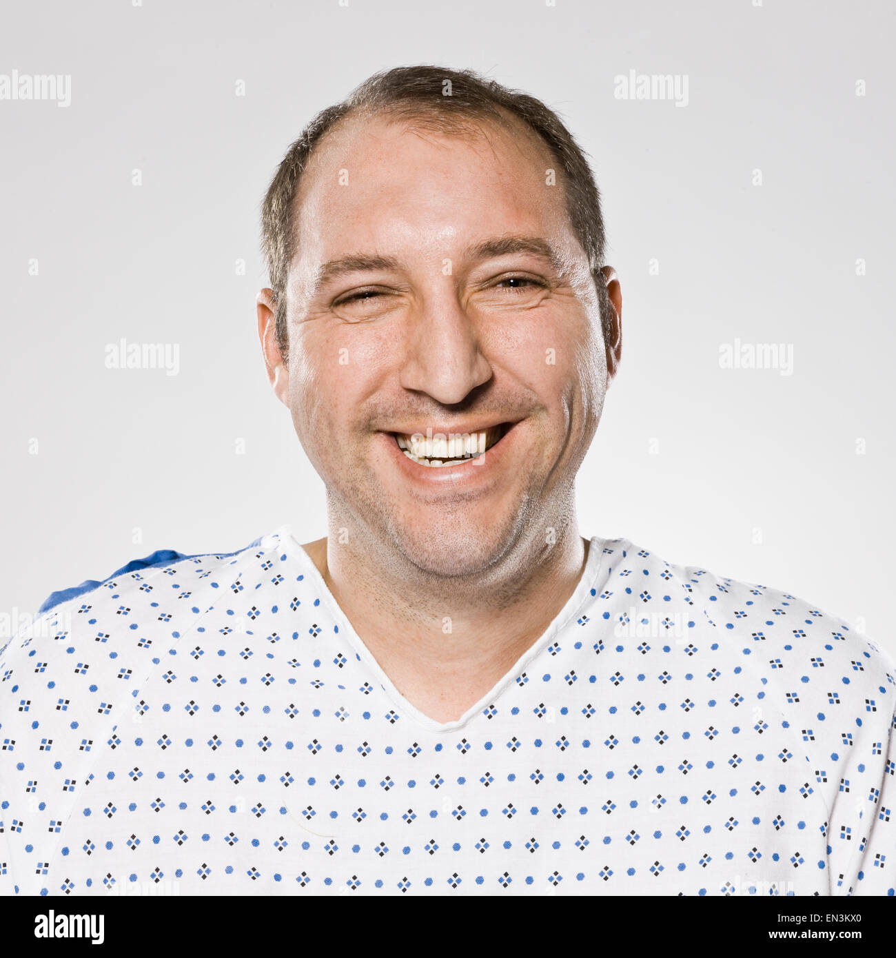 Mann in einem Krankenhauskleid Stockfoto