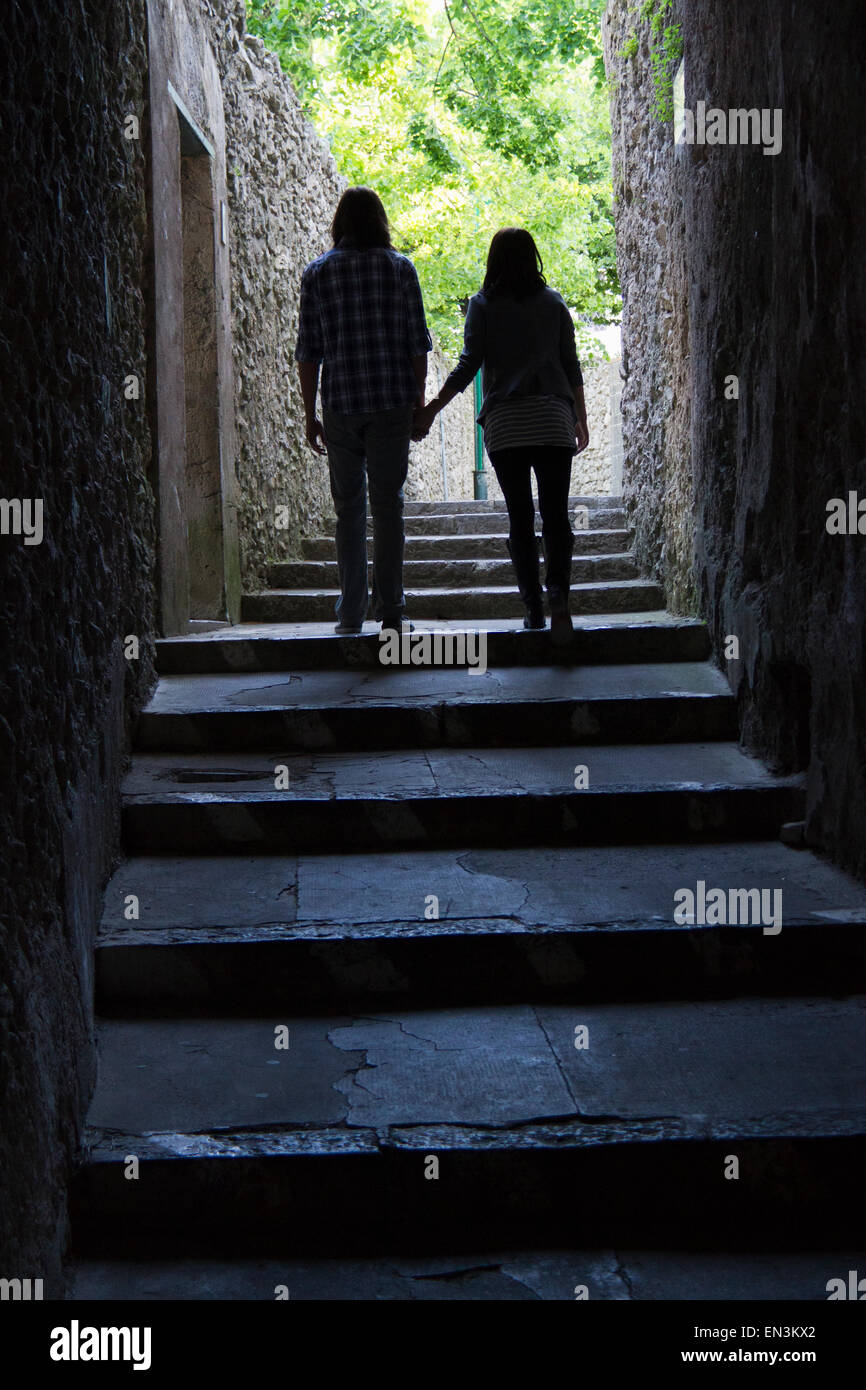 Italien, Küste von Amalfi, Ravello, junges Paar Hand in Hand und Fuß, Rückansicht Stockfoto