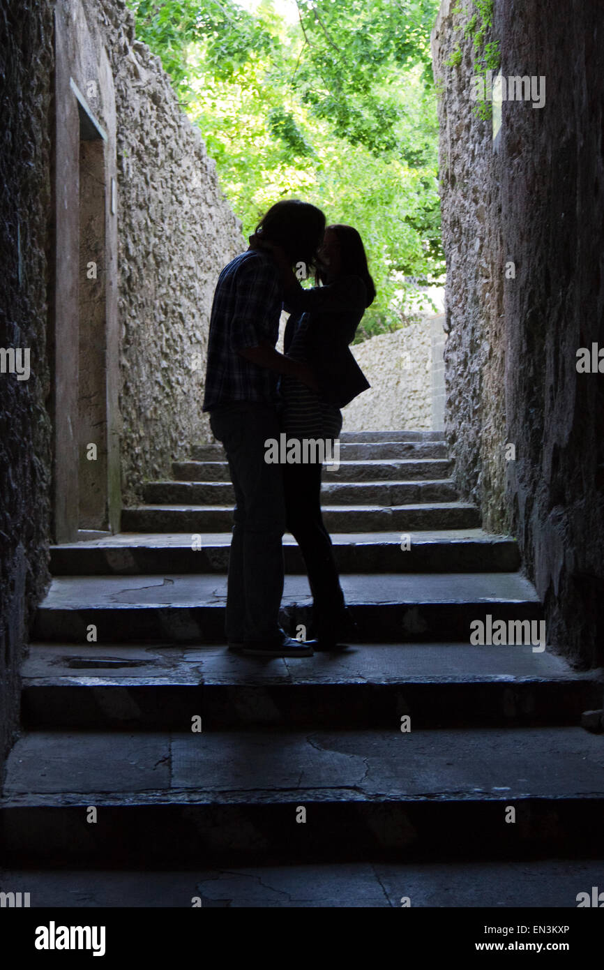 Italien, Küste von Amalfi, Ravello, junge Paar küssen Stockfoto