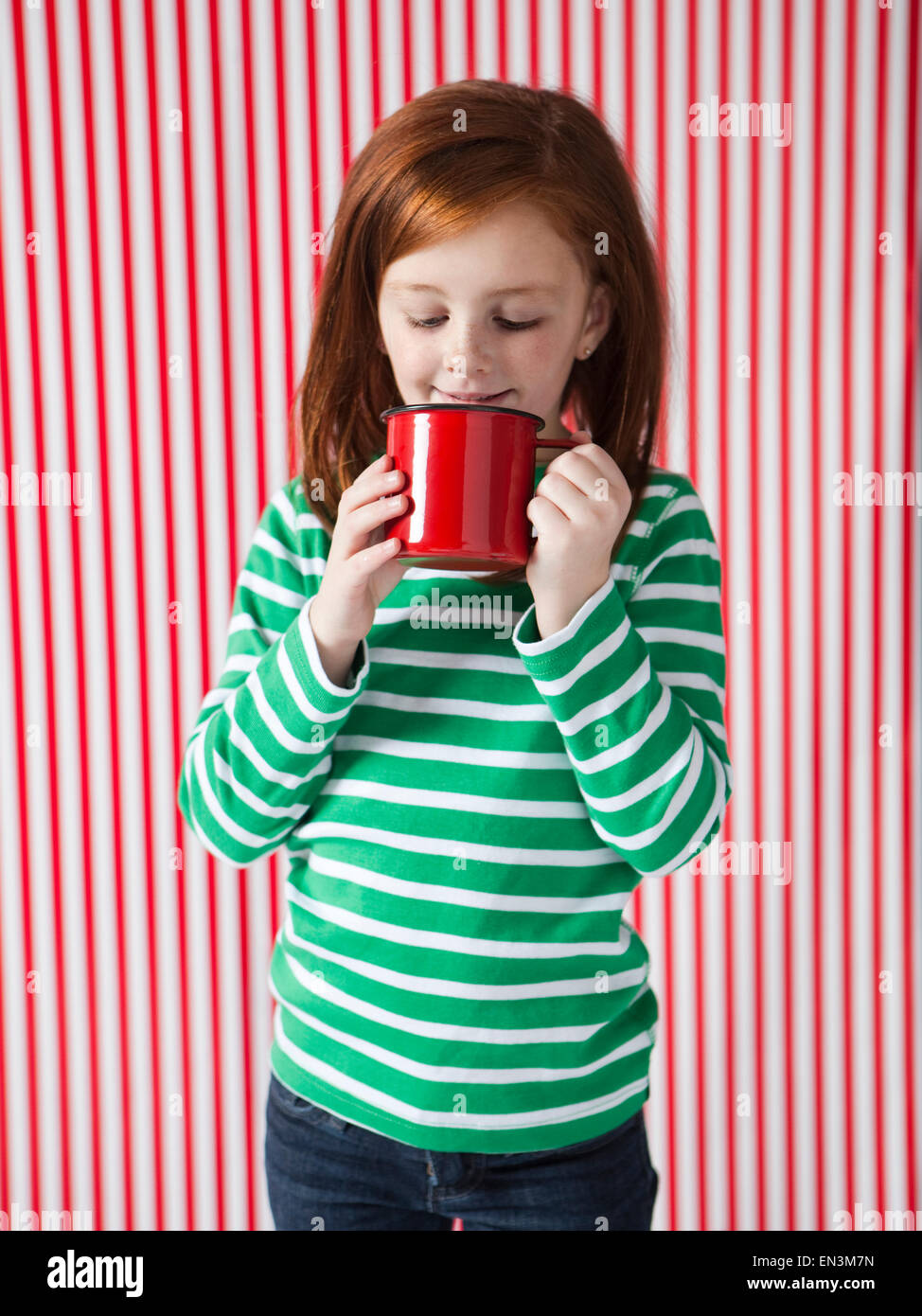 Studio-Porträt eines Mädchens (4-5) aus roten Becher trinken Stockfoto