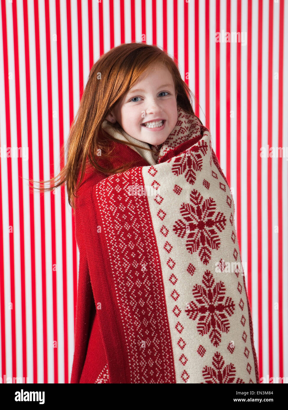Studio-Porträt eines Mädchens (4-5) in rote Decke gehüllt Stockfoto