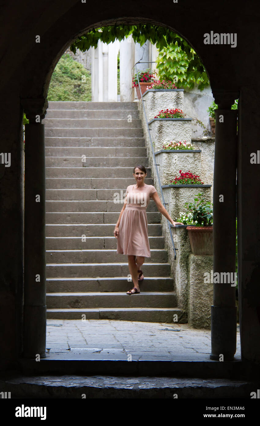 Italien, Ravello, Portrait Frau im Kleid stehen auf Treppe Stockfoto