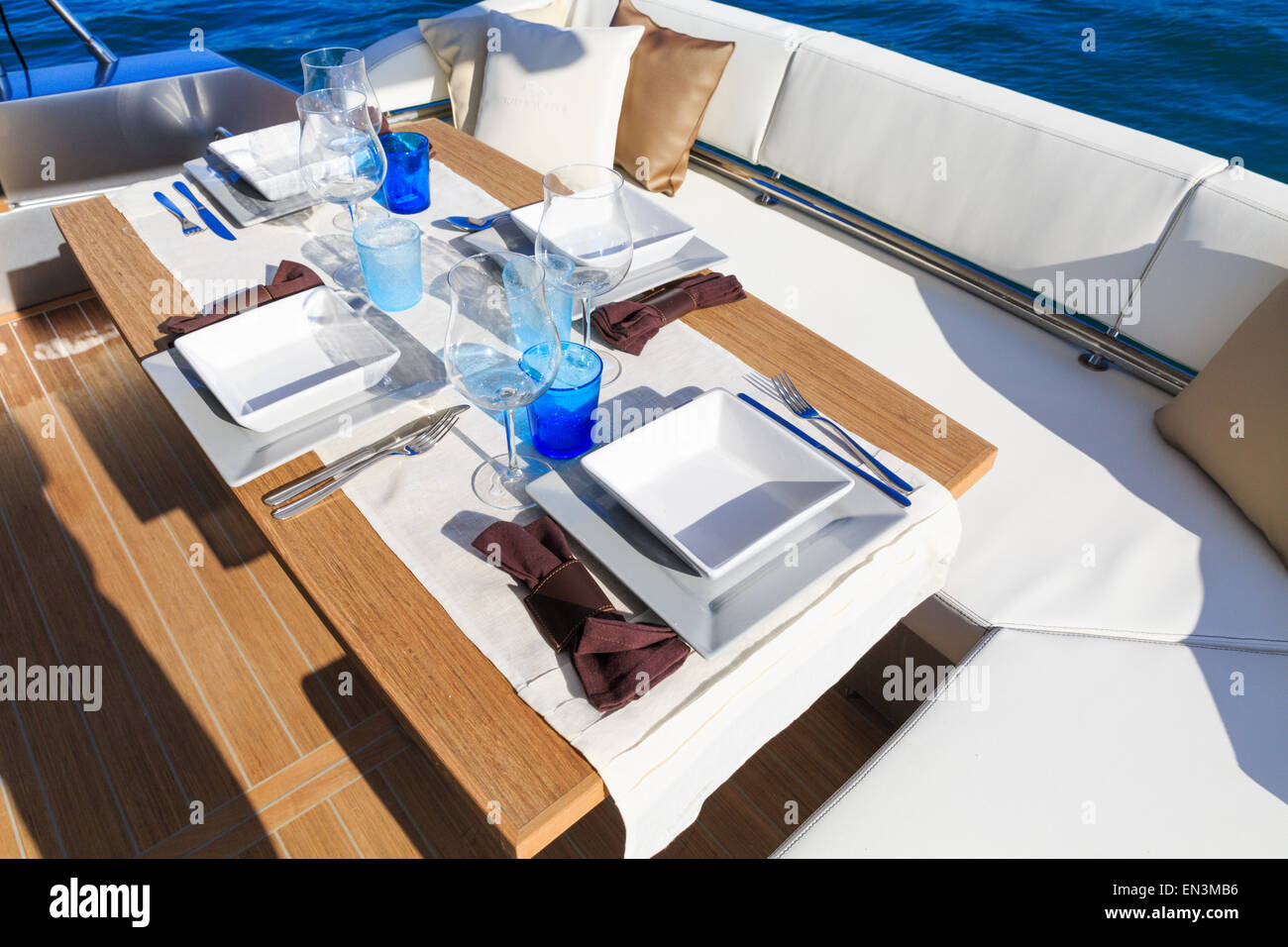 Mittagessen auf Motoryacht, Tabelle Einstellung auf einer Luxusyacht. Stockfoto