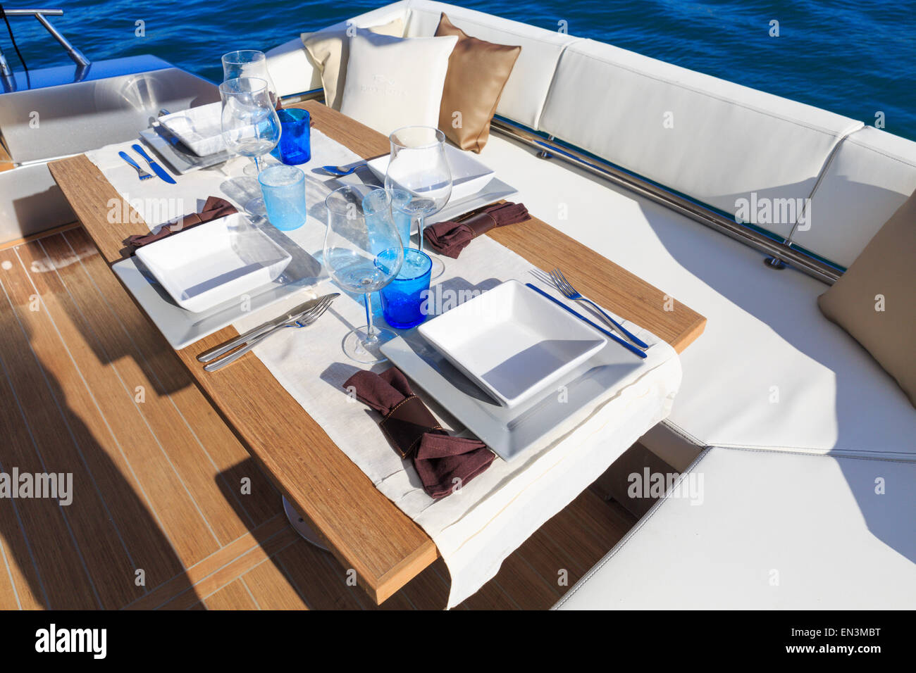 Mittagessen auf Motoryacht, Tabelle Einstellung auf einer Luxusyacht. Stockfoto
