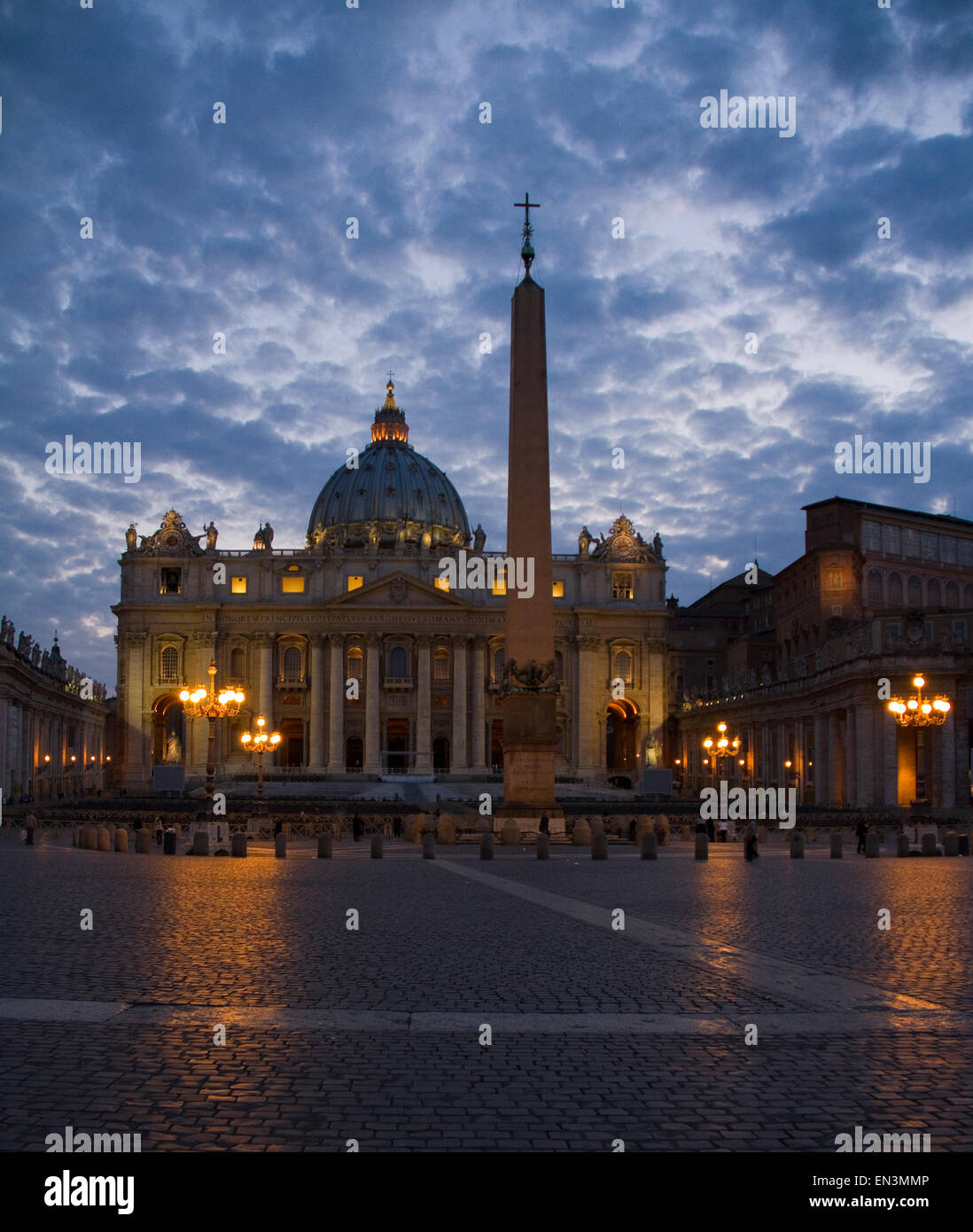 Italien, Rom, Vatikan, Petersdom bei Einbruch der Dunkelheit beleuchtet Stockfoto